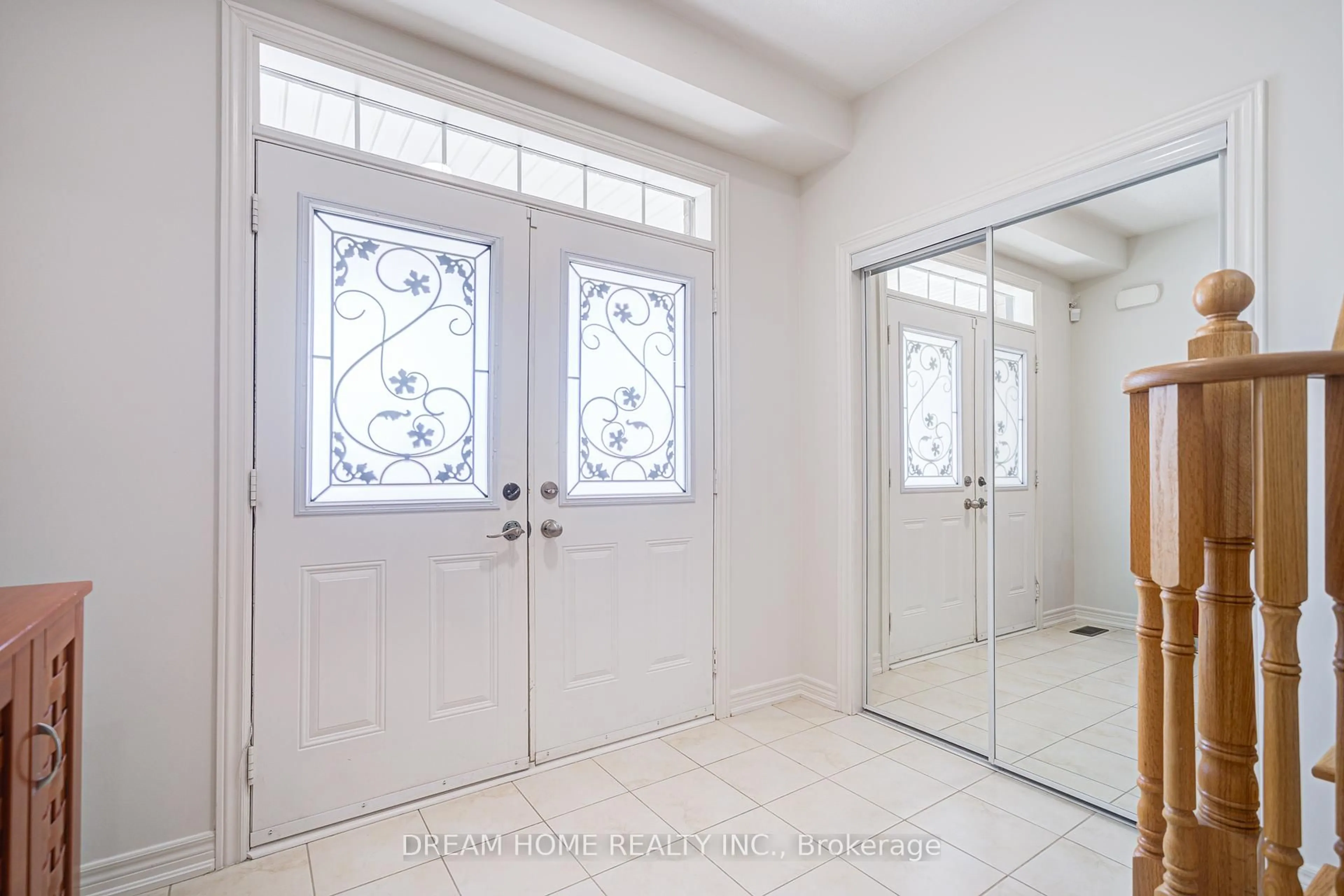Indoor entryway for 19 Serenity Crt, Toronto Ontario M1V 0E6