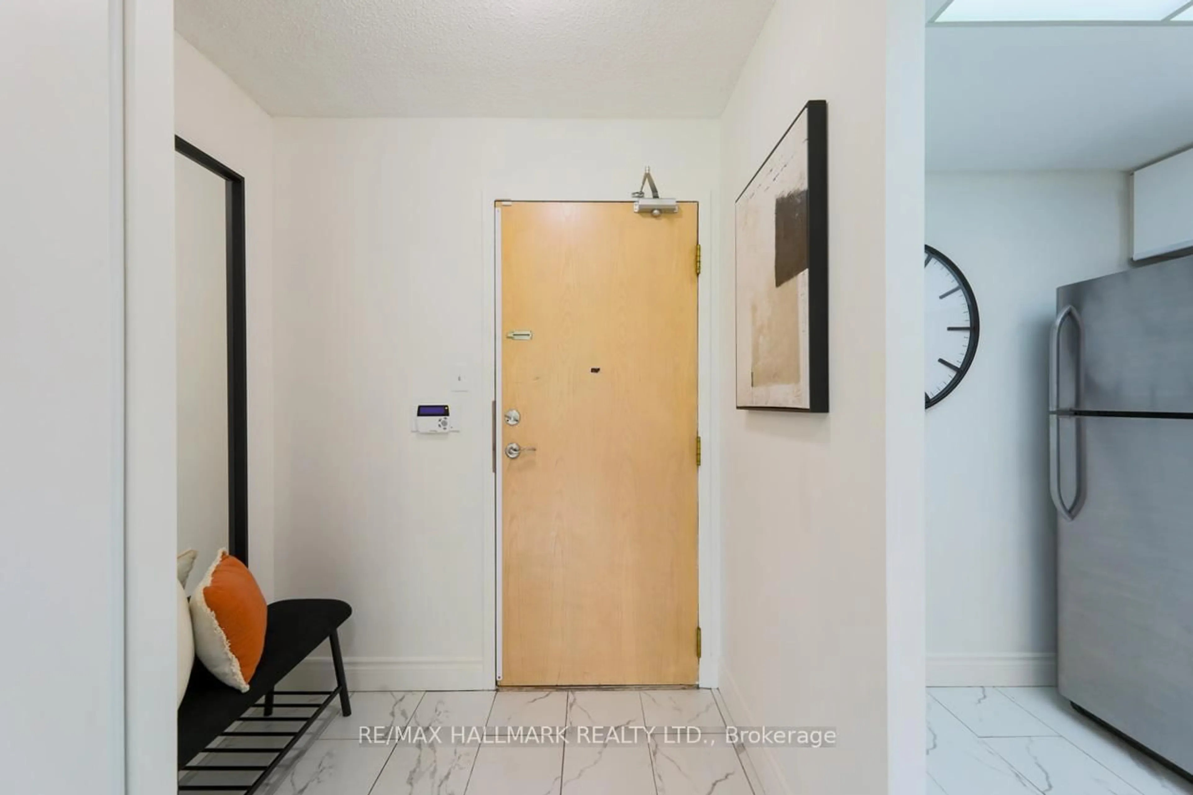 Indoor foyer for 1 Greystone Walk Dr #385, Toronto Ontario M1K 5J3