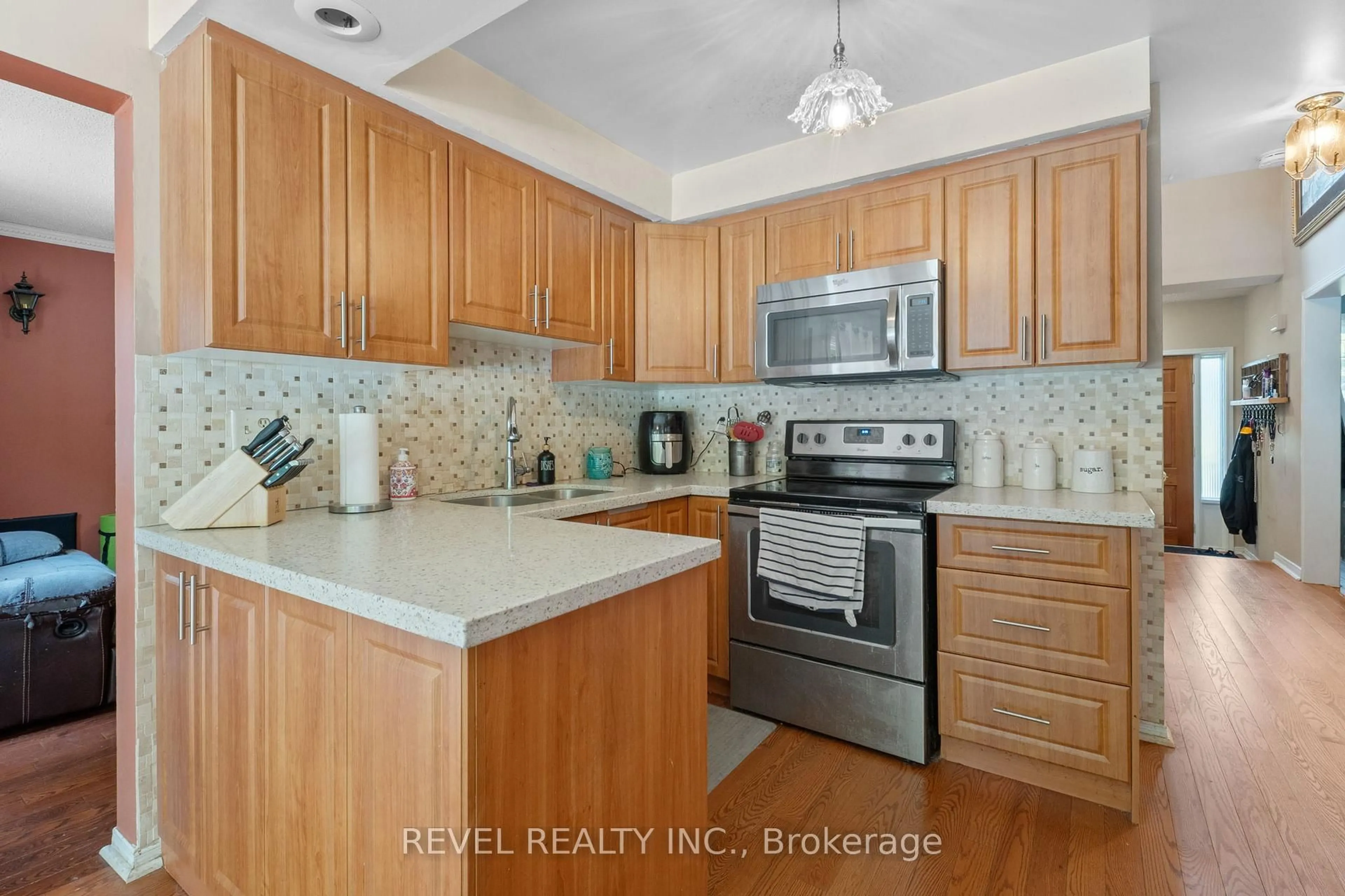 Standard kitchen, ceramic/tile floor for 12 Robinson Cres, Whitby Ontario L1N 6W5