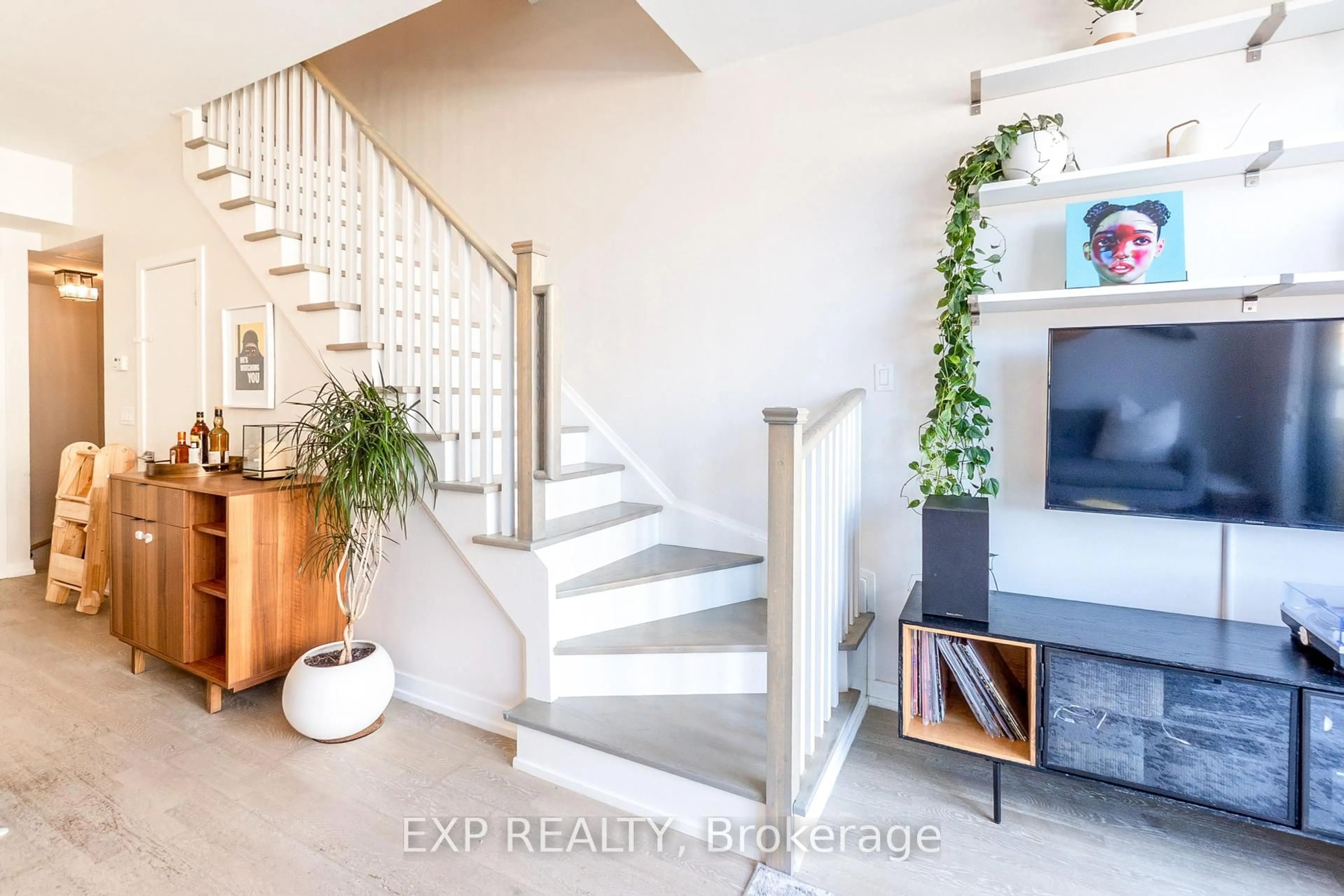Indoor entryway for 1321 Gerrard St #8, Toronto Ontario M4L 1Y8