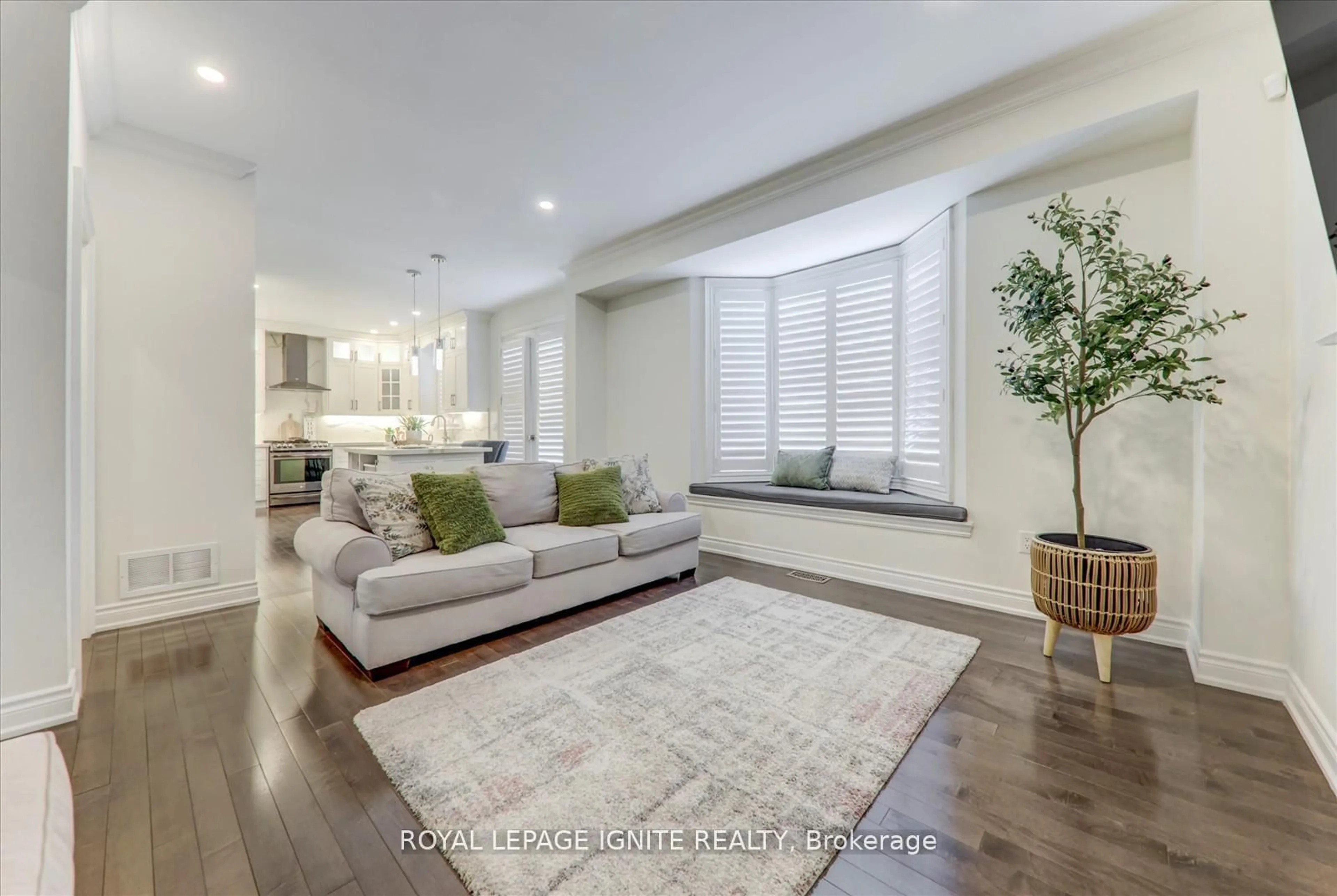 Living room with furniture, unknown for 2362 Pilgrim Sq, Oshawa Ontario L1L 0C2
