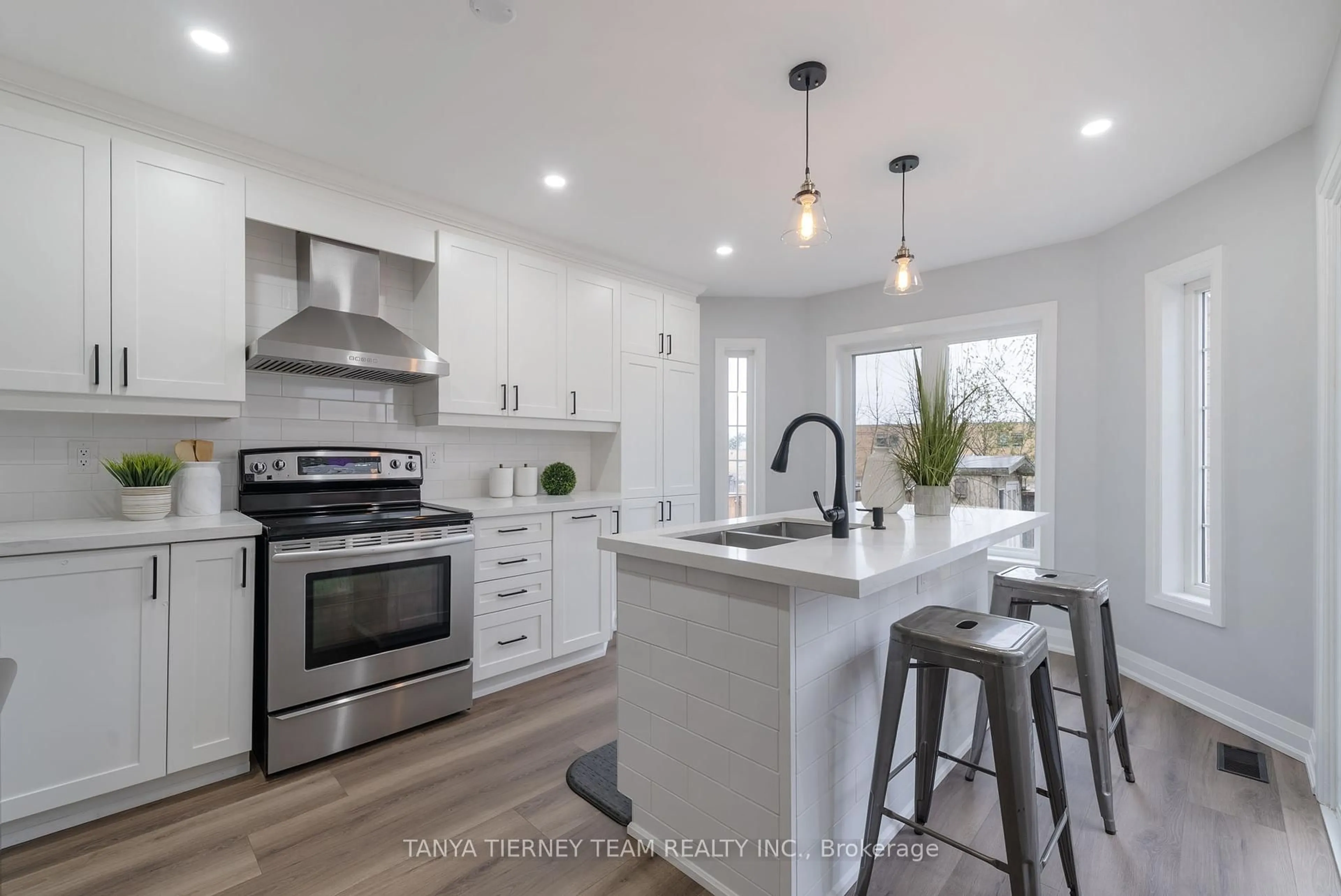 Open concept kitchen, unknown for 28 Steele Valley Crt, Whitby Ontario L1R 2M3