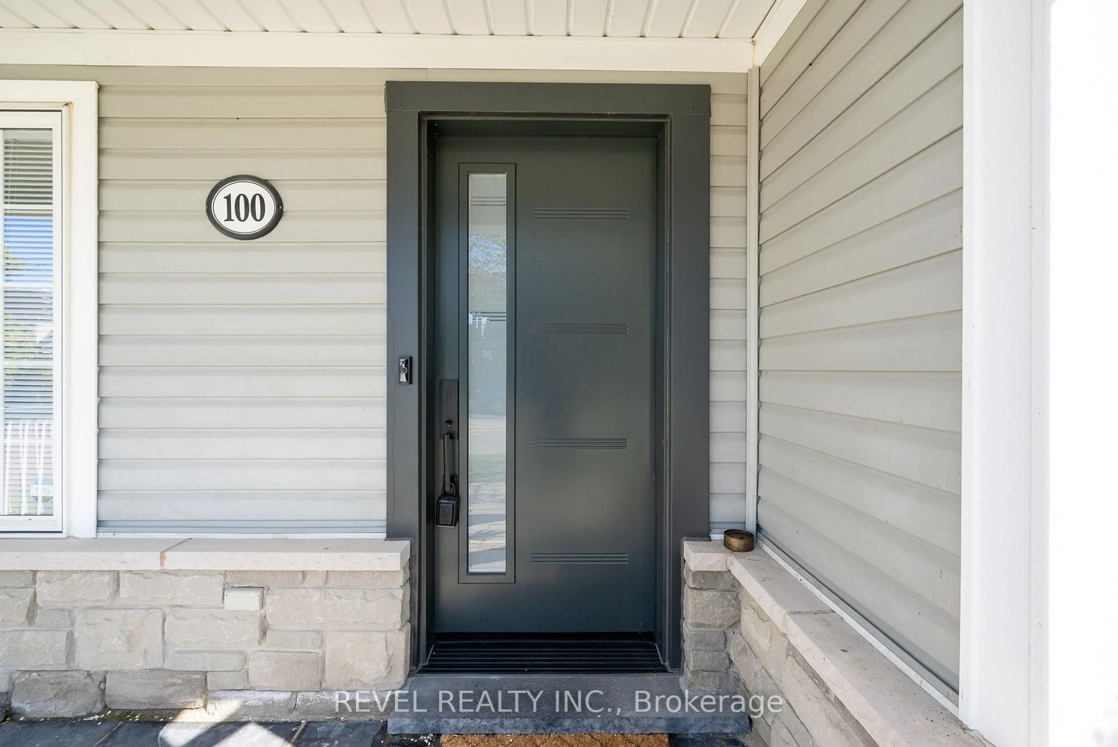 Indoor entryway for 100 Ashbury Blvd, Ajax Ontario L1Z 1N1