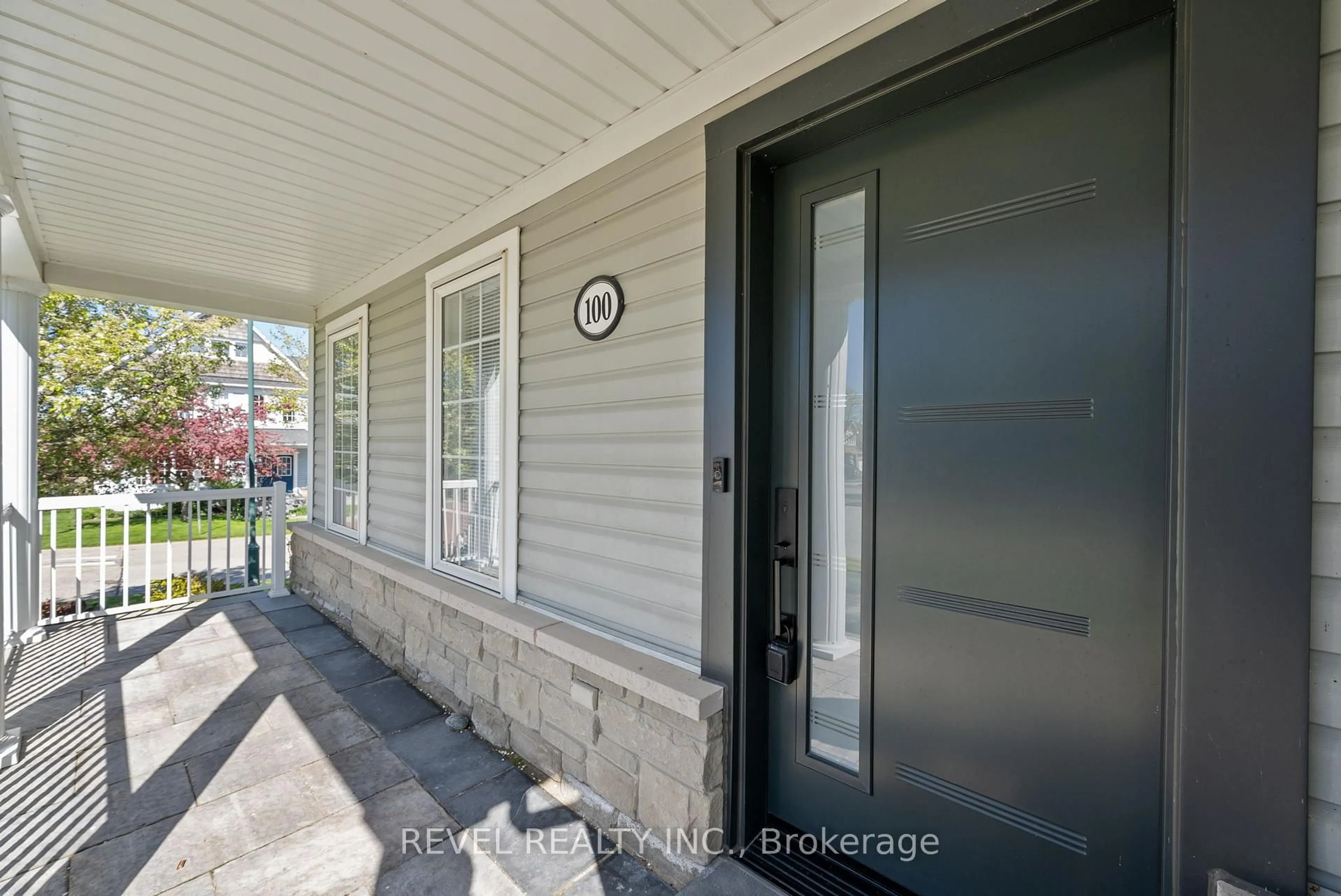 Indoor entryway for 100 Ashbury Blvd, Ajax Ontario L1Z 1N1