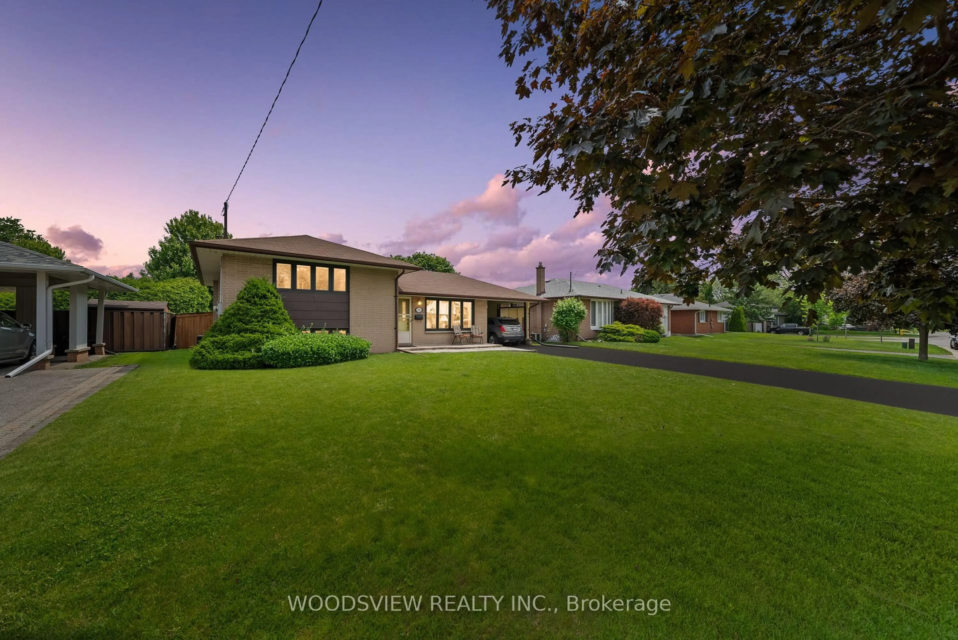 A pic from outside/outdoor area/front of a property/back of a property/a pic from drone, water/lake/river/ocean view for 733 Glengrove St, Oshawa Ontario L1J 5C3