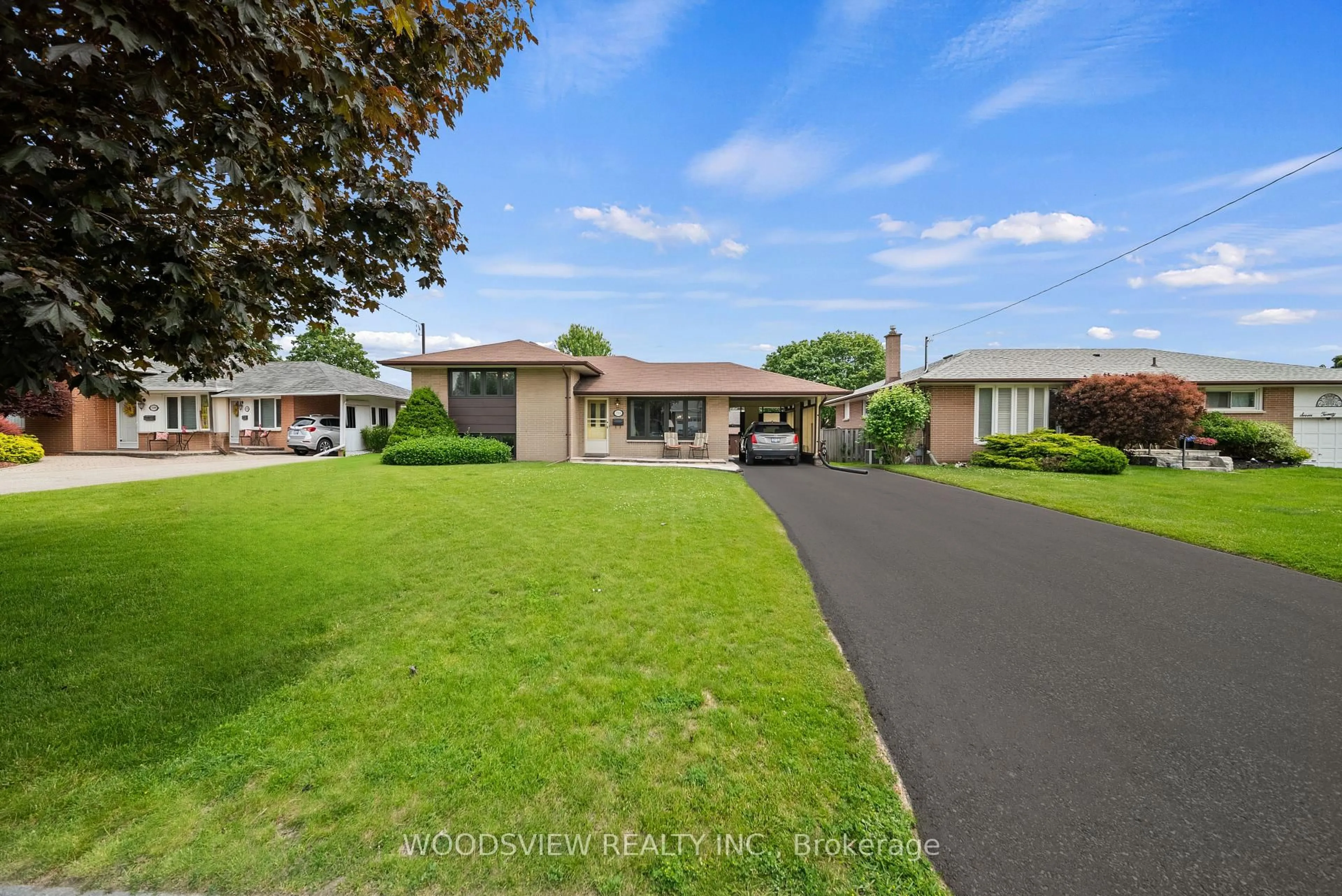 A pic from outside/outdoor area/front of a property/back of a property/a pic from drone, street for 733 Glengrove St, Oshawa Ontario L1J 5C3