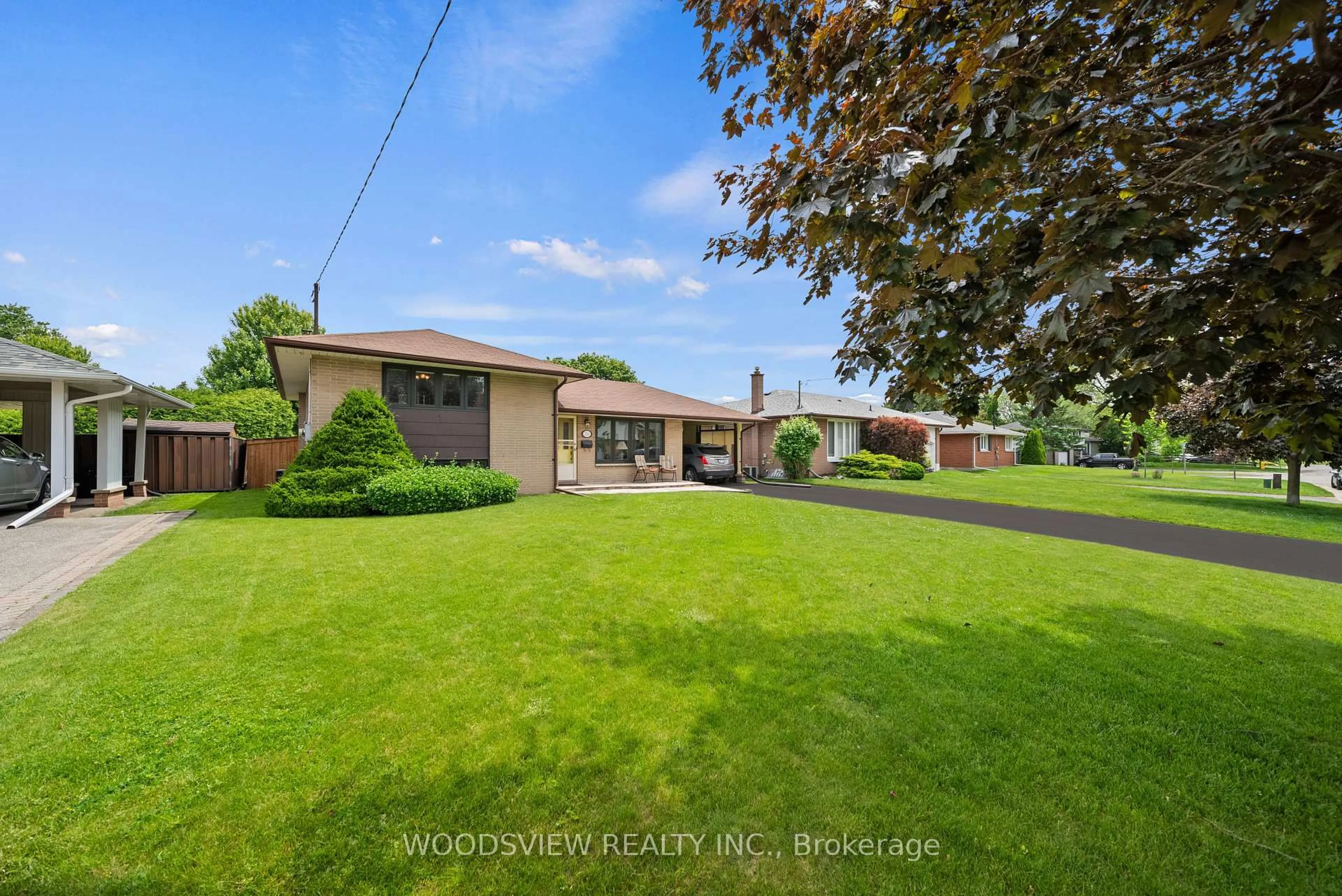 A pic from outside/outdoor area/front of a property/back of a property/a pic from drone, water/lake/river/ocean view for 733 Glengrove St, Oshawa Ontario L1J 5C3