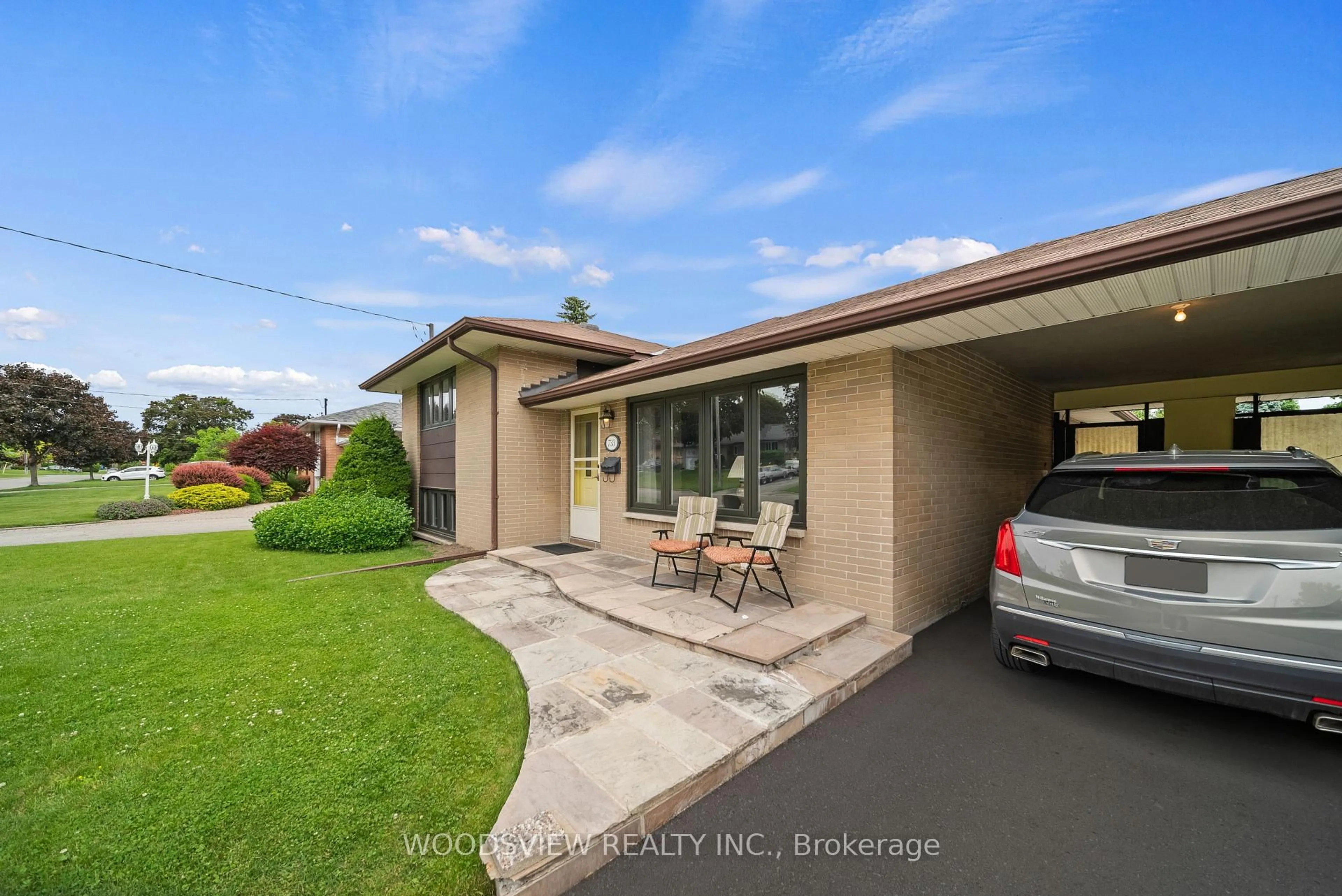 A pic from outside/outdoor area/front of a property/back of a property/a pic from drone, street for 733 Glengrove St, Oshawa Ontario L1J 5C3