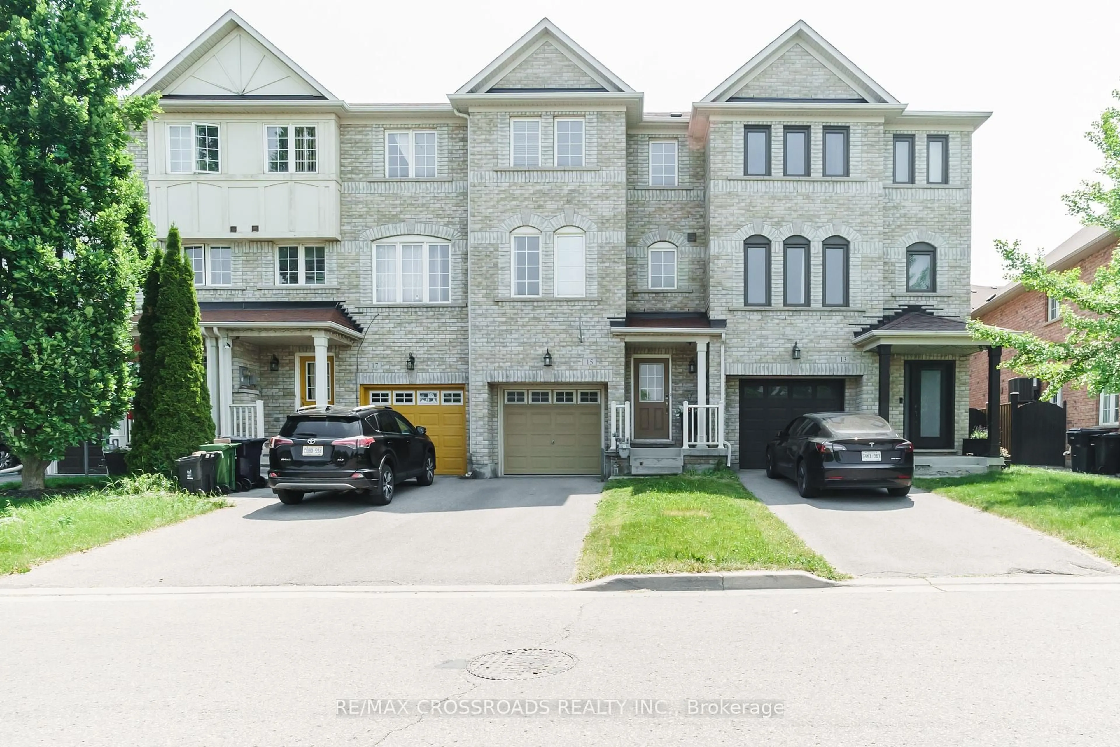 A pic from outside/outdoor area/front of a property/back of a property/a pic from drone, street for 15 Oates Dr, Toronto Ontario M1L 0A9