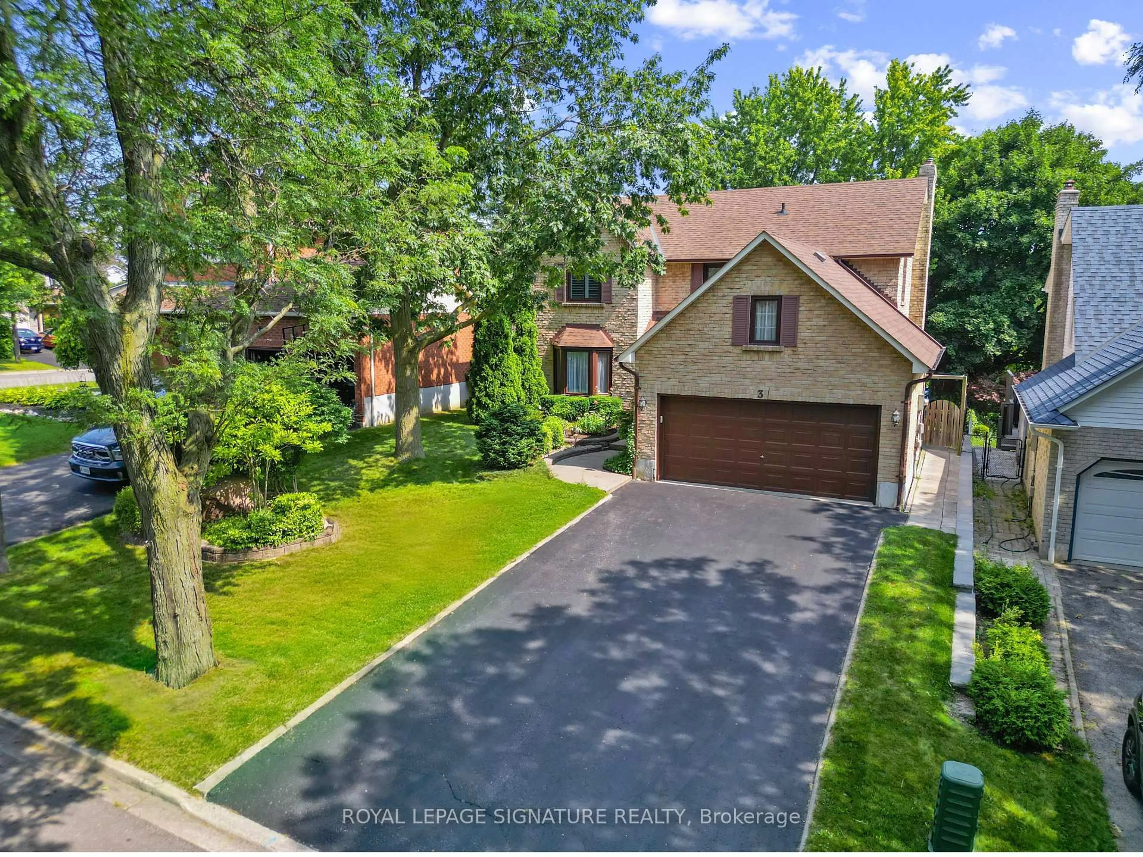 A pic from outside/outdoor area/front of a property/back of a property/a pic from drone, street for 3 Nearctic Crt, Whitby Ontario L1N 6P7