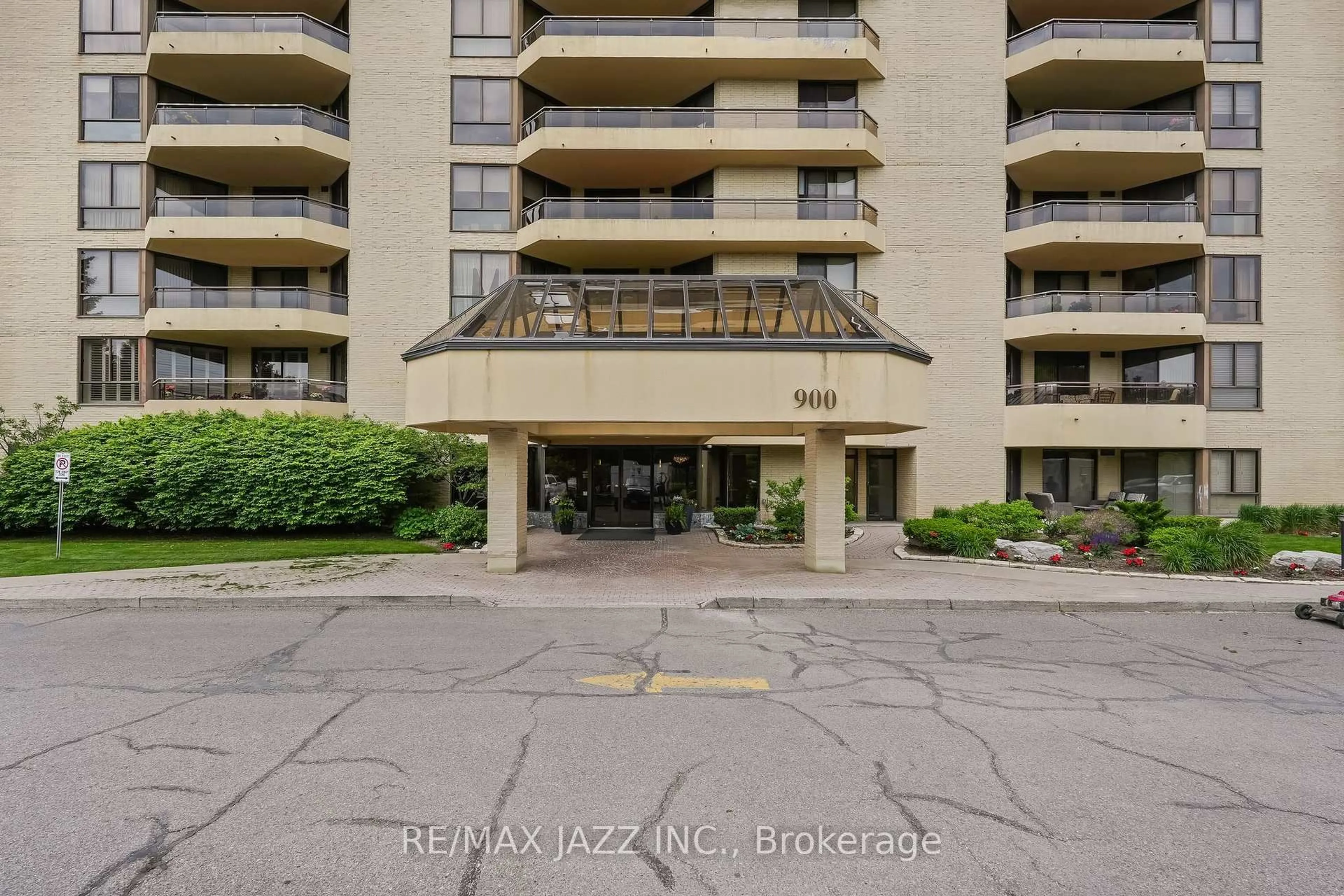 Indoor foyer for 900 Wilson Rd #404, Oshawa Ontario L1G 7T2