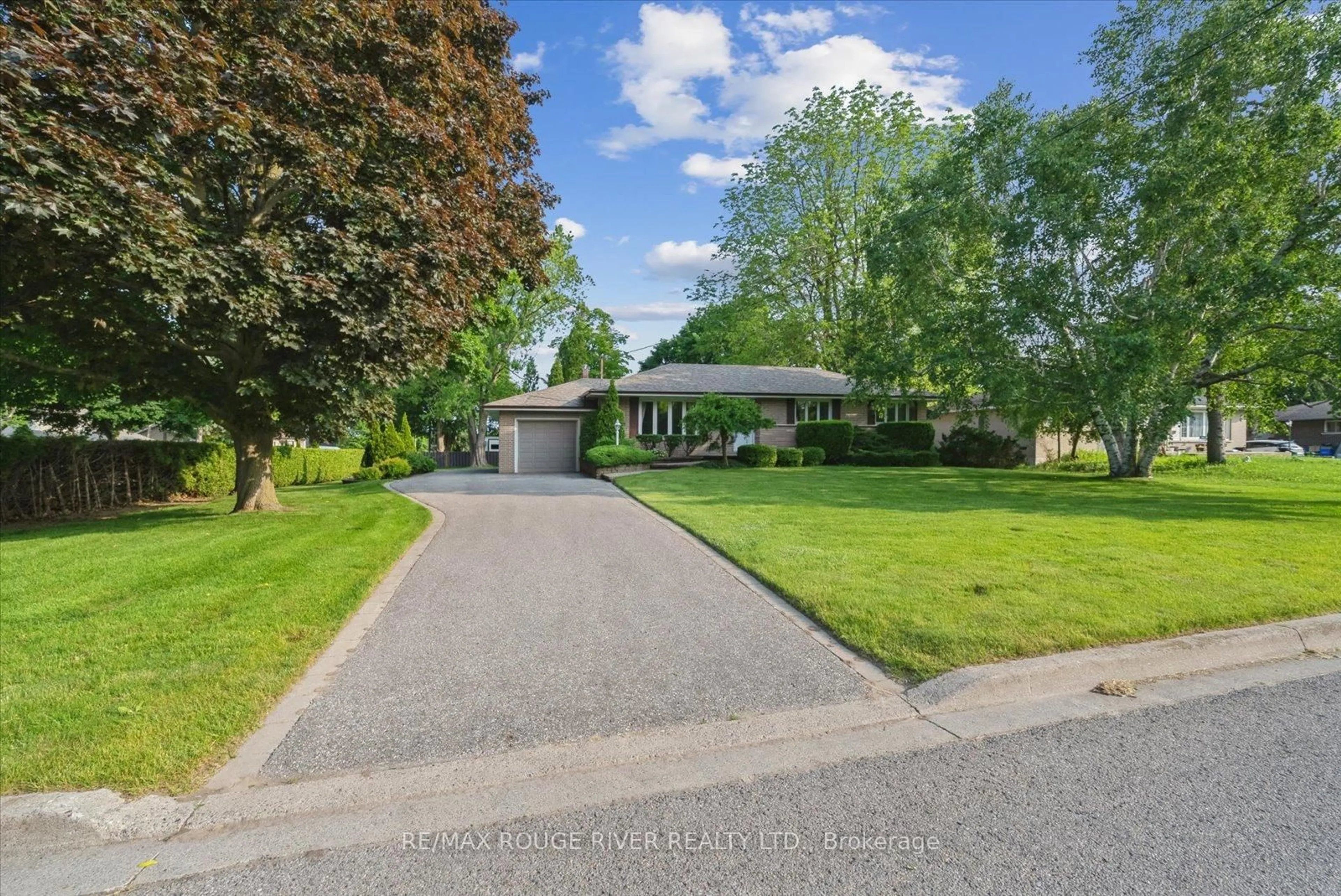 Unknown for 15 Westwood Dr, Whitby Ontario L1N 3N8