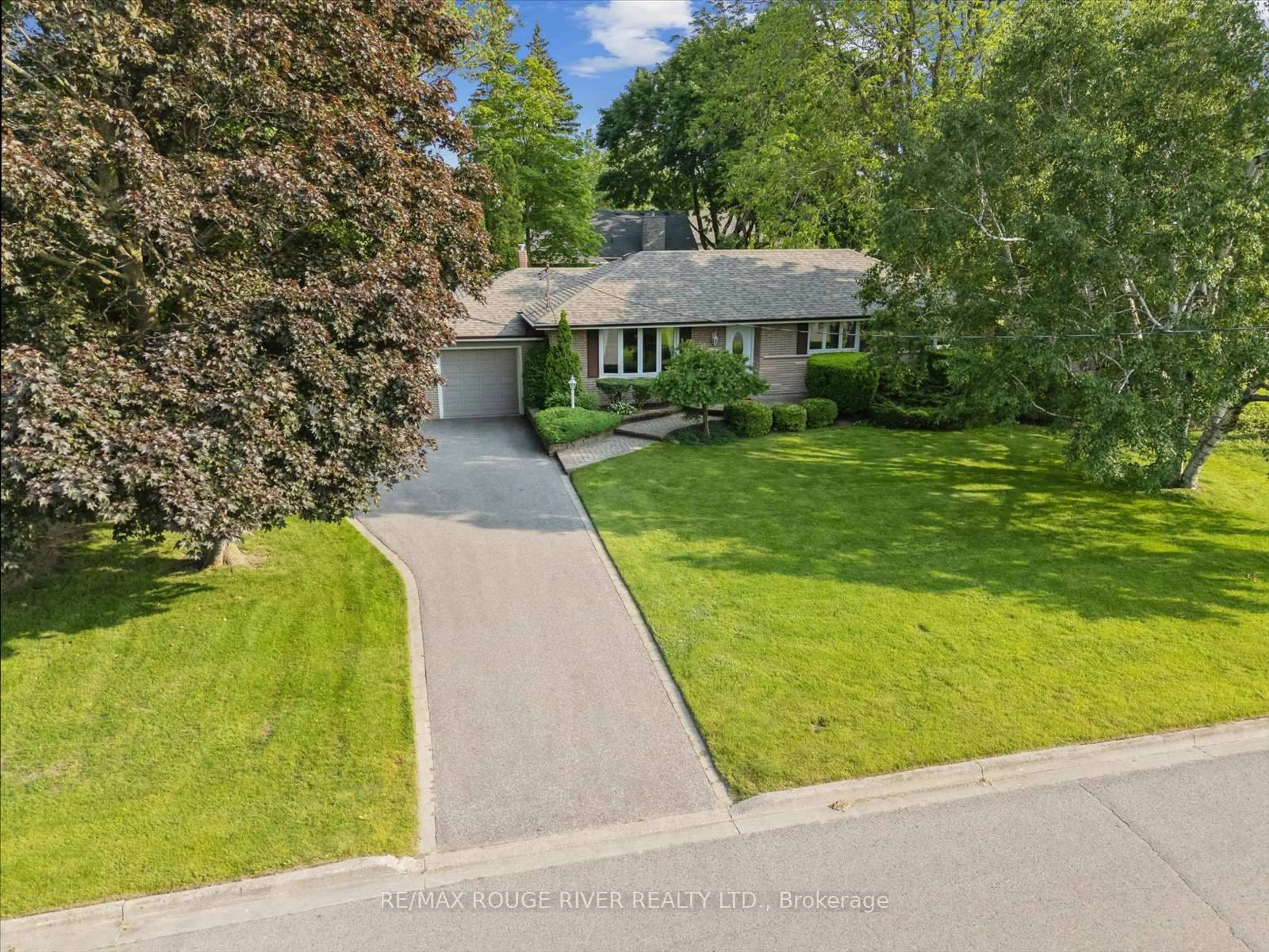 A pic from outside/outdoor area/front of a property/back of a property/a pic from drone, street for 15 Westwood Dr, Whitby Ontario L1N 3N8