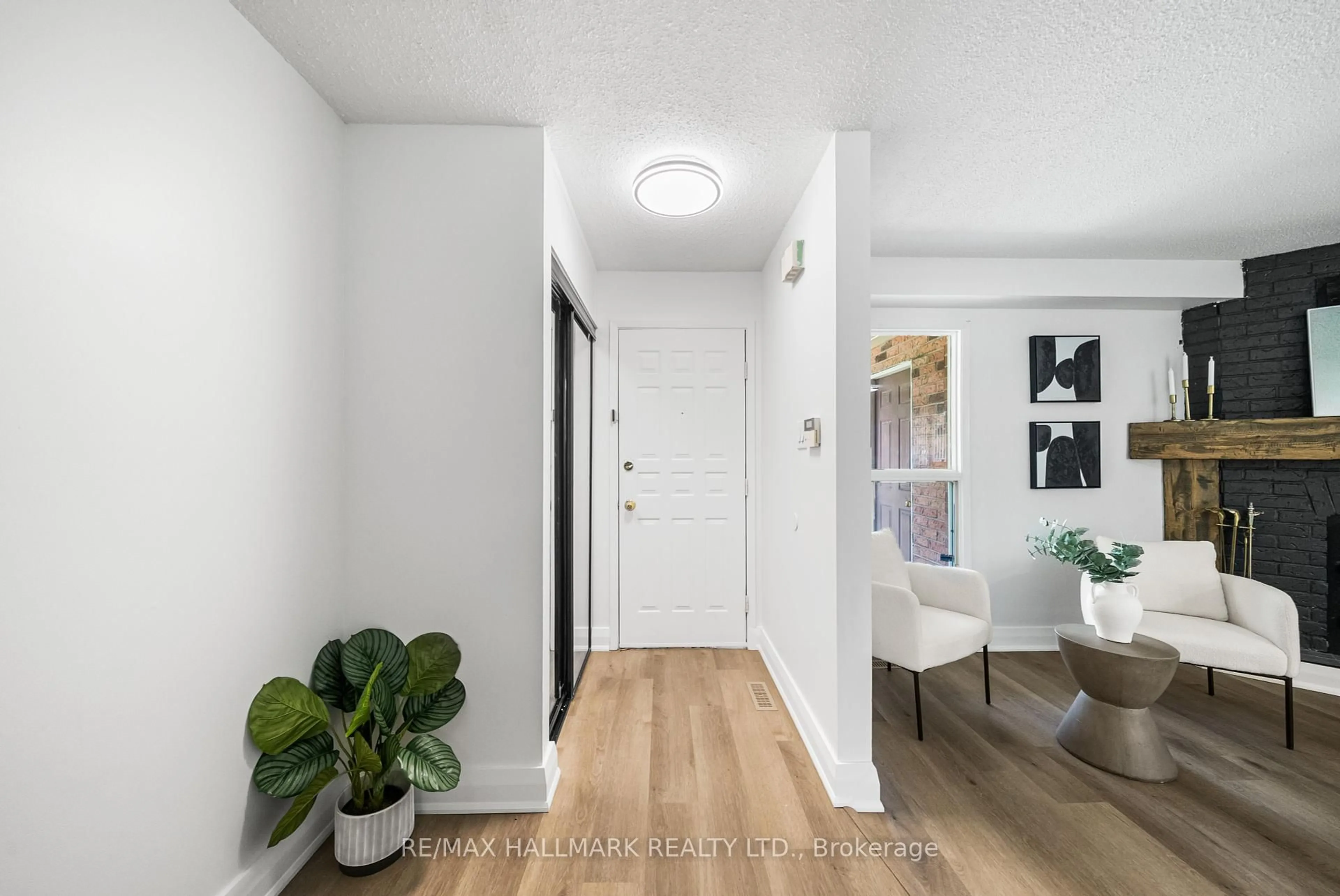 Indoor entryway for 32 Woodward Cres, Ajax Ontario L1S 5T4