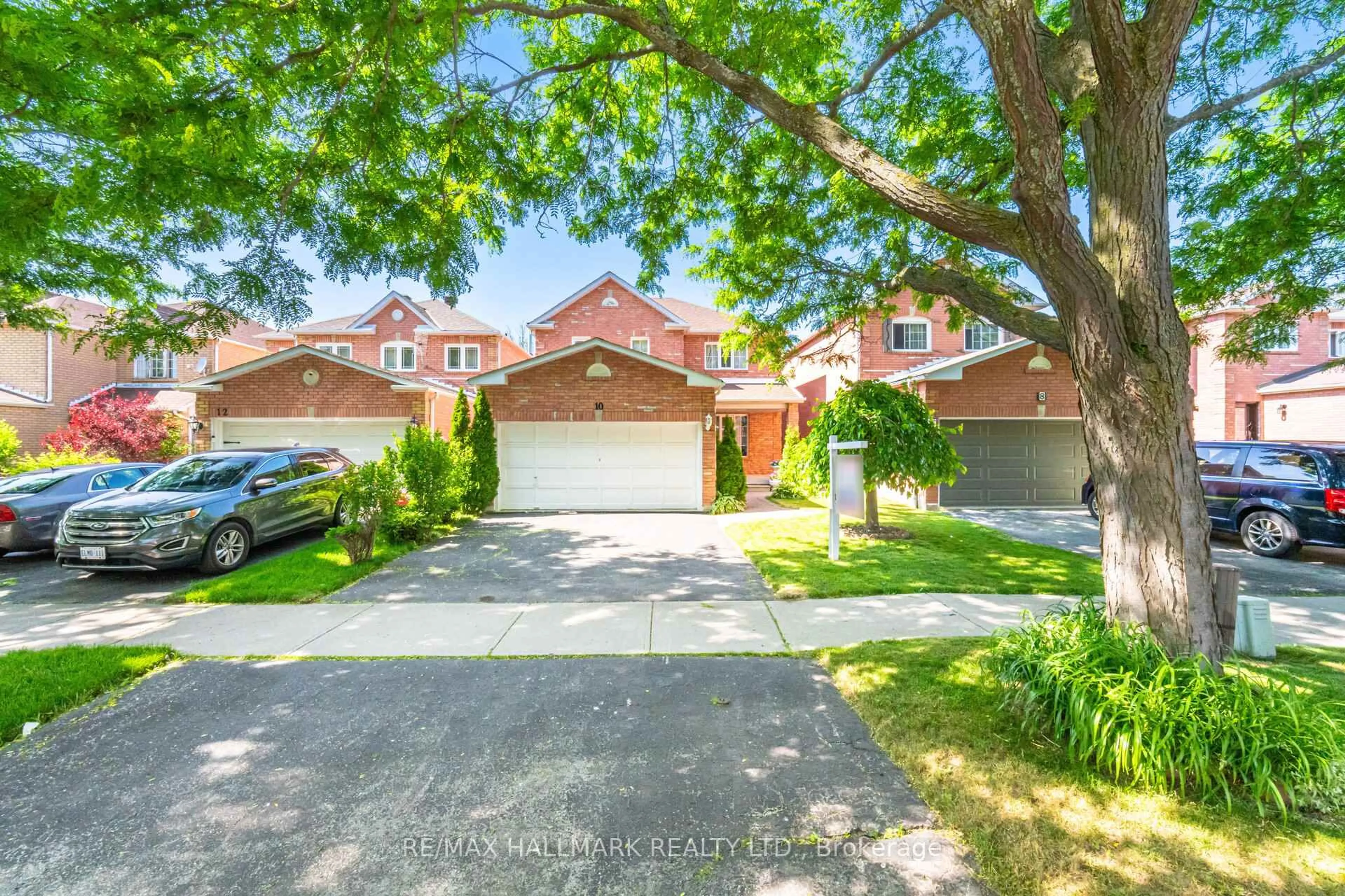A pic from outside/outdoor area/front of a property/back of a property/a pic from drone, street for 10 Iles St, Ajax Ontario L1T 3V9