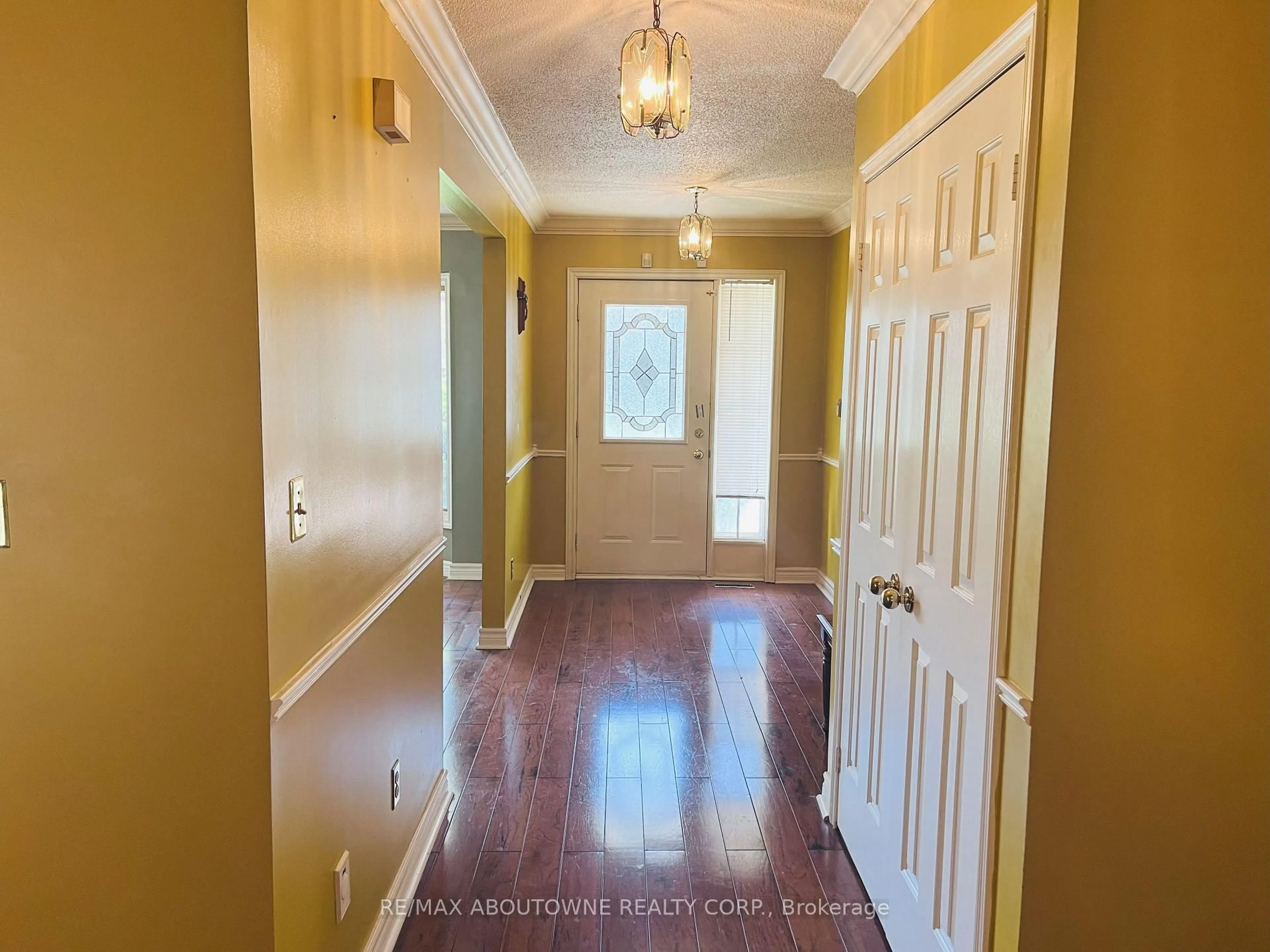 Indoor entryway for 6 Renwick Rd, Clarington Ontario L1E 1V6