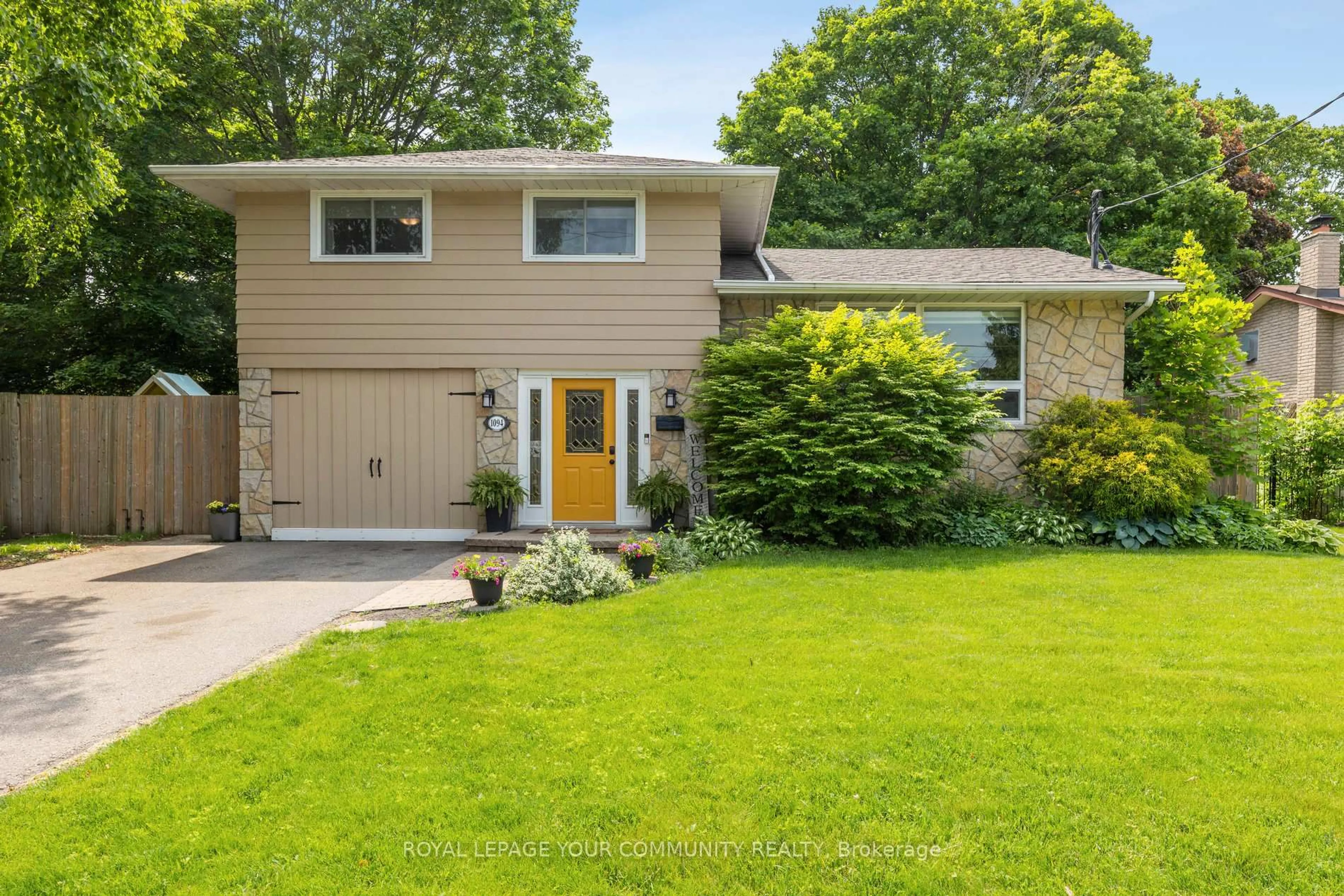 Home with vinyl exterior material, street for 1094 SOMERVILLE St, Oshawa Ontario L1G 4K5