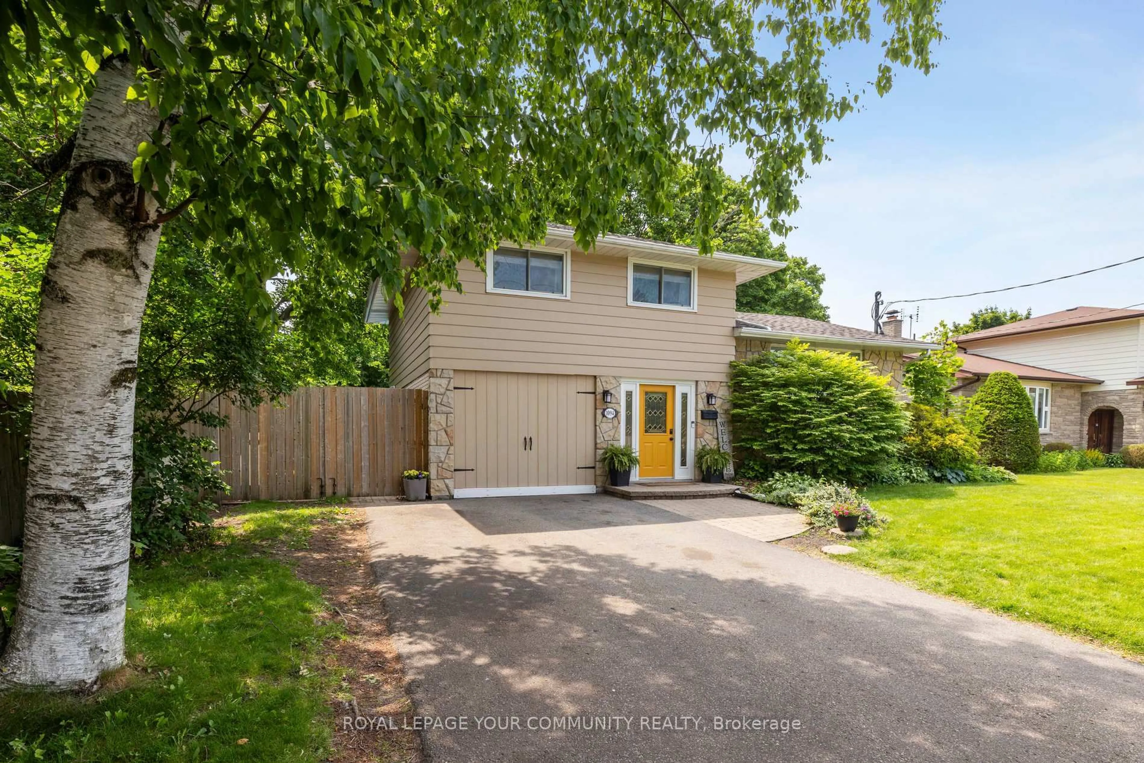 A pic from outside/outdoor area/front of a property/back of a property/a pic from drone, street for 1094 SOMERVILLE St, Oshawa Ontario L1G 4K5