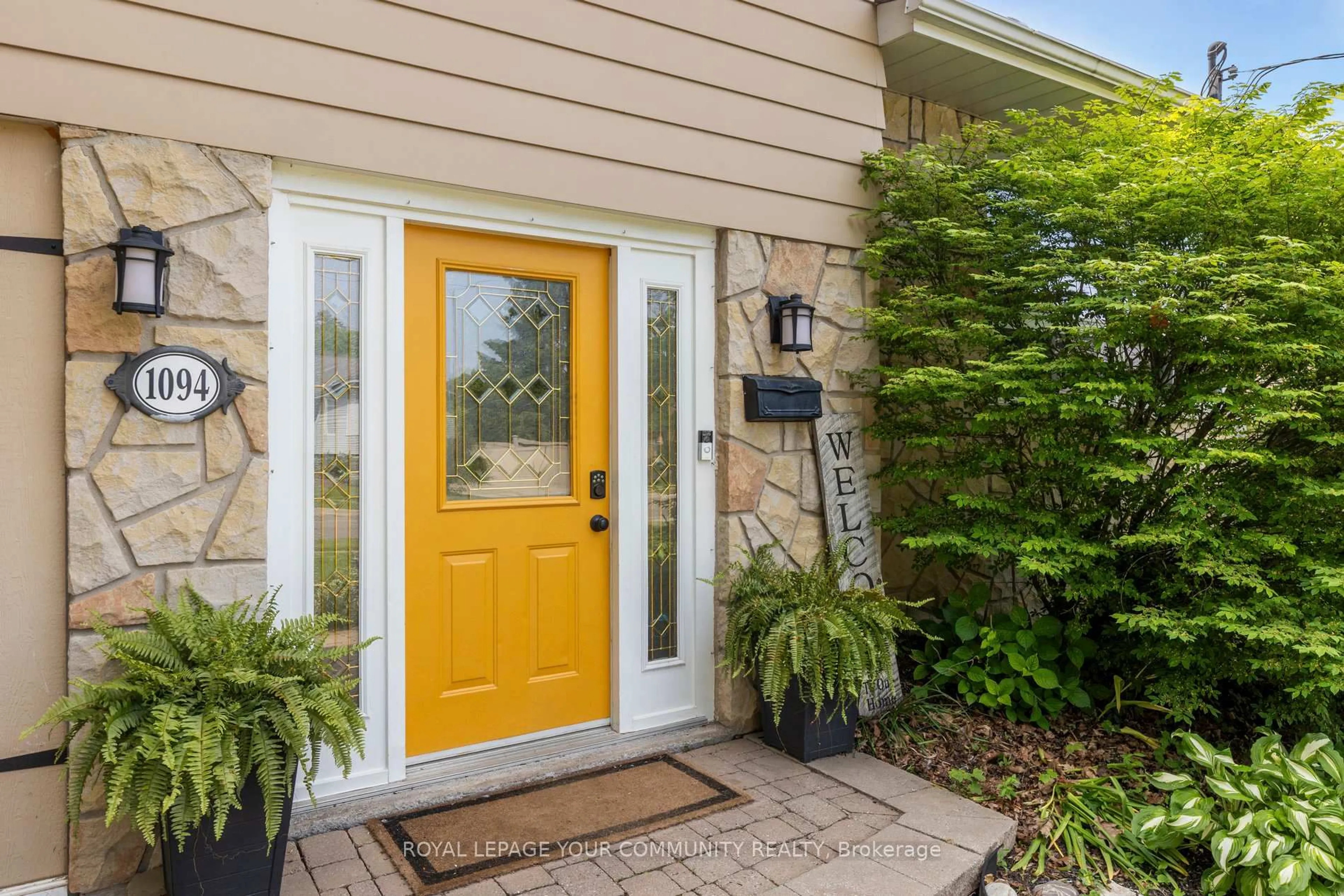 Indoor entryway for 1094 SOMERVILLE St, Oshawa Ontario L1G 4K5