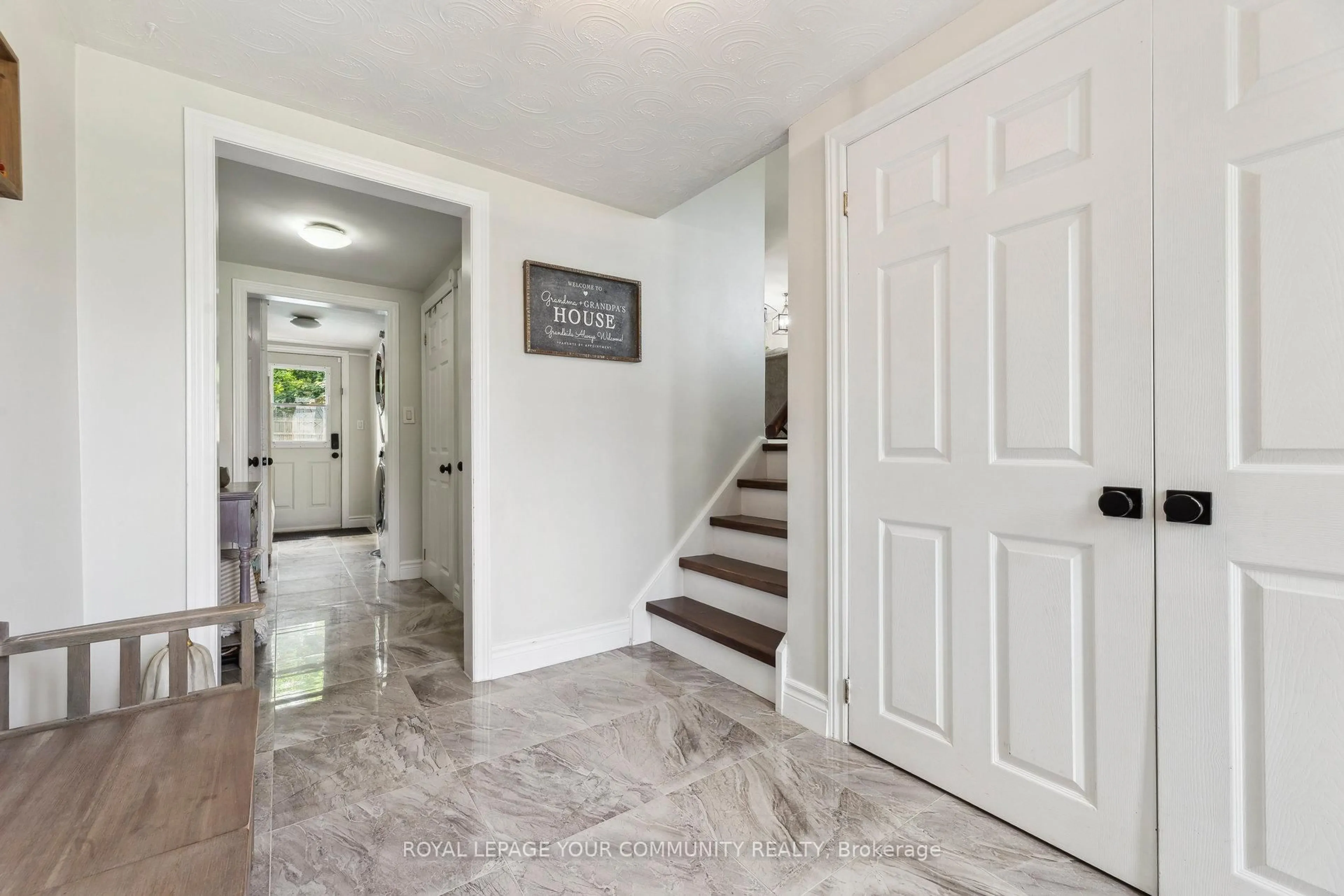 Indoor entryway for 1094 SOMERVILLE St, Oshawa Ontario L1G 4K5