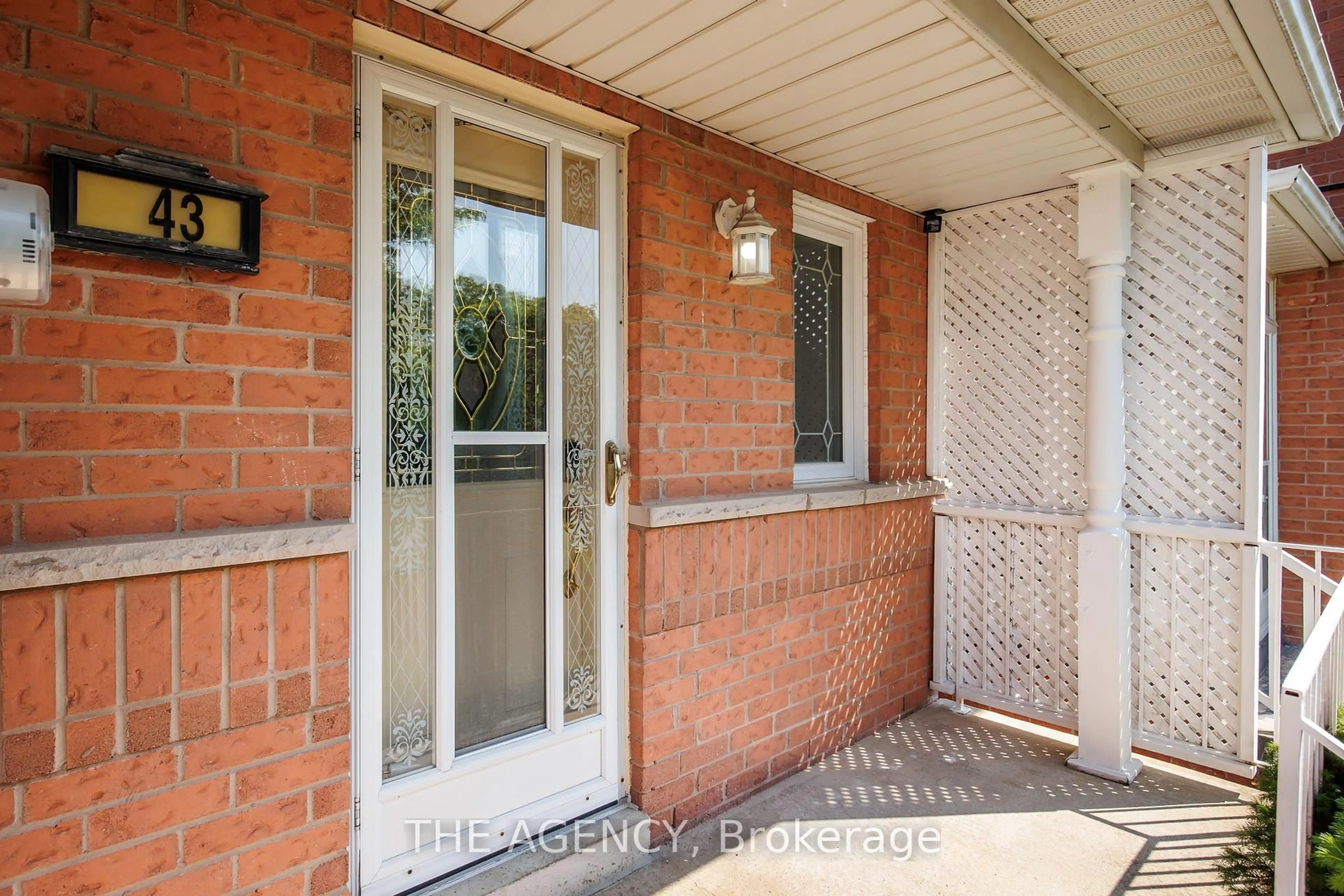 Indoor entryway for 43 Castlethorpe Dr, Toronto Ontario M1M 3X1
