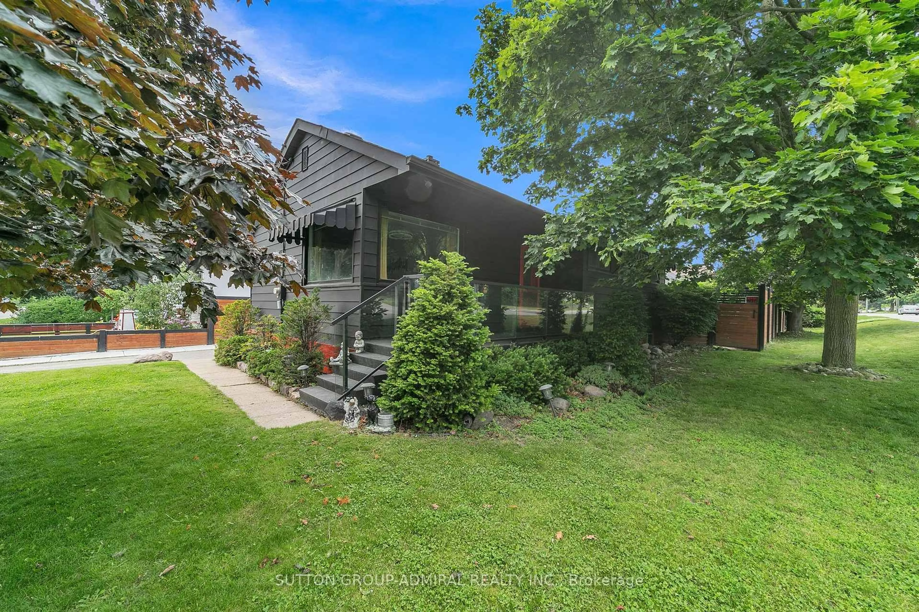 Patio, unknown for 212 St. Peter St, Whitby Ontario L1N 1J3