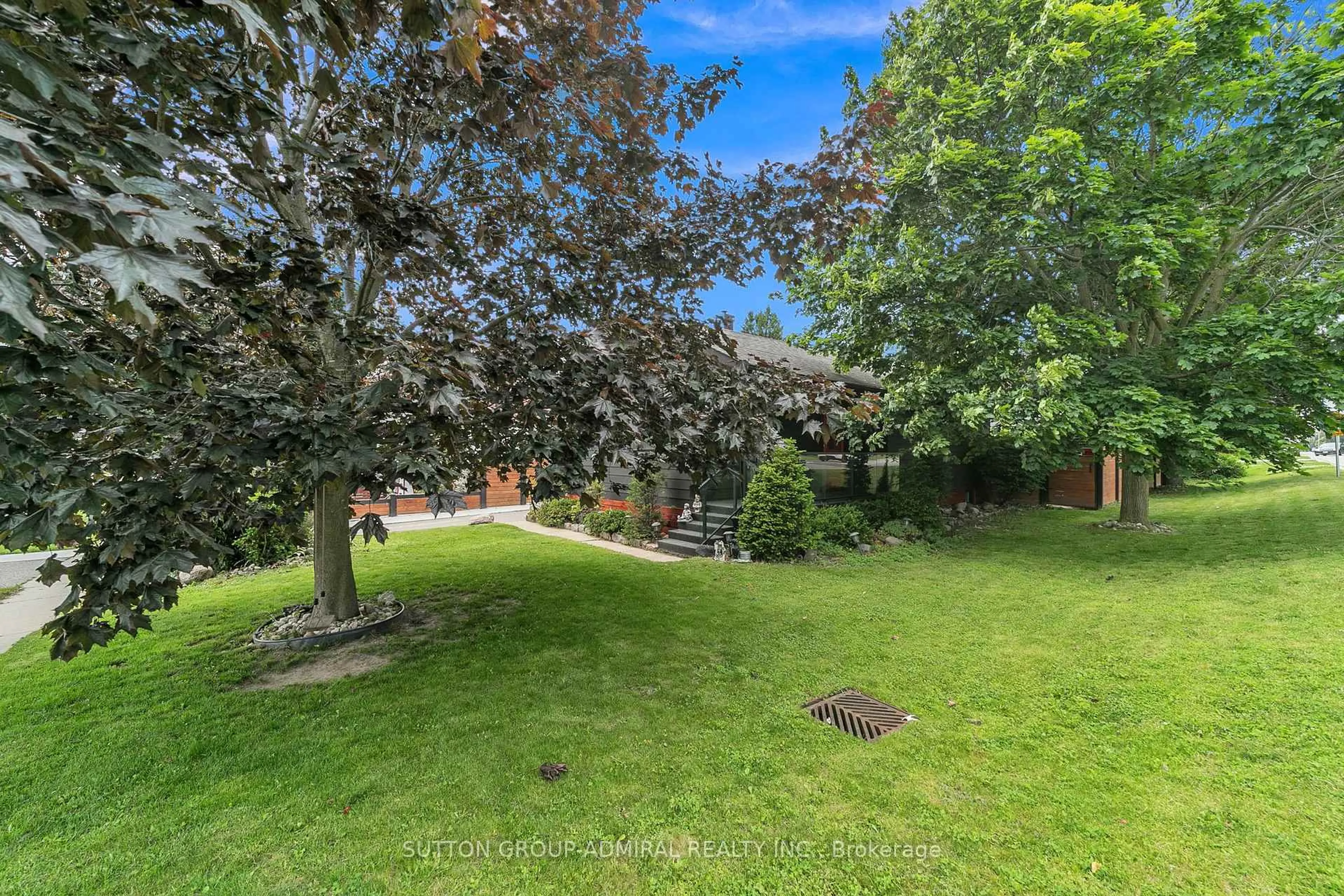 A pic from outside/outdoor area/front of a property/back of a property/a pic from drone, forest/trees view for 212 St. Peter St, Whitby Ontario L1N 1J3