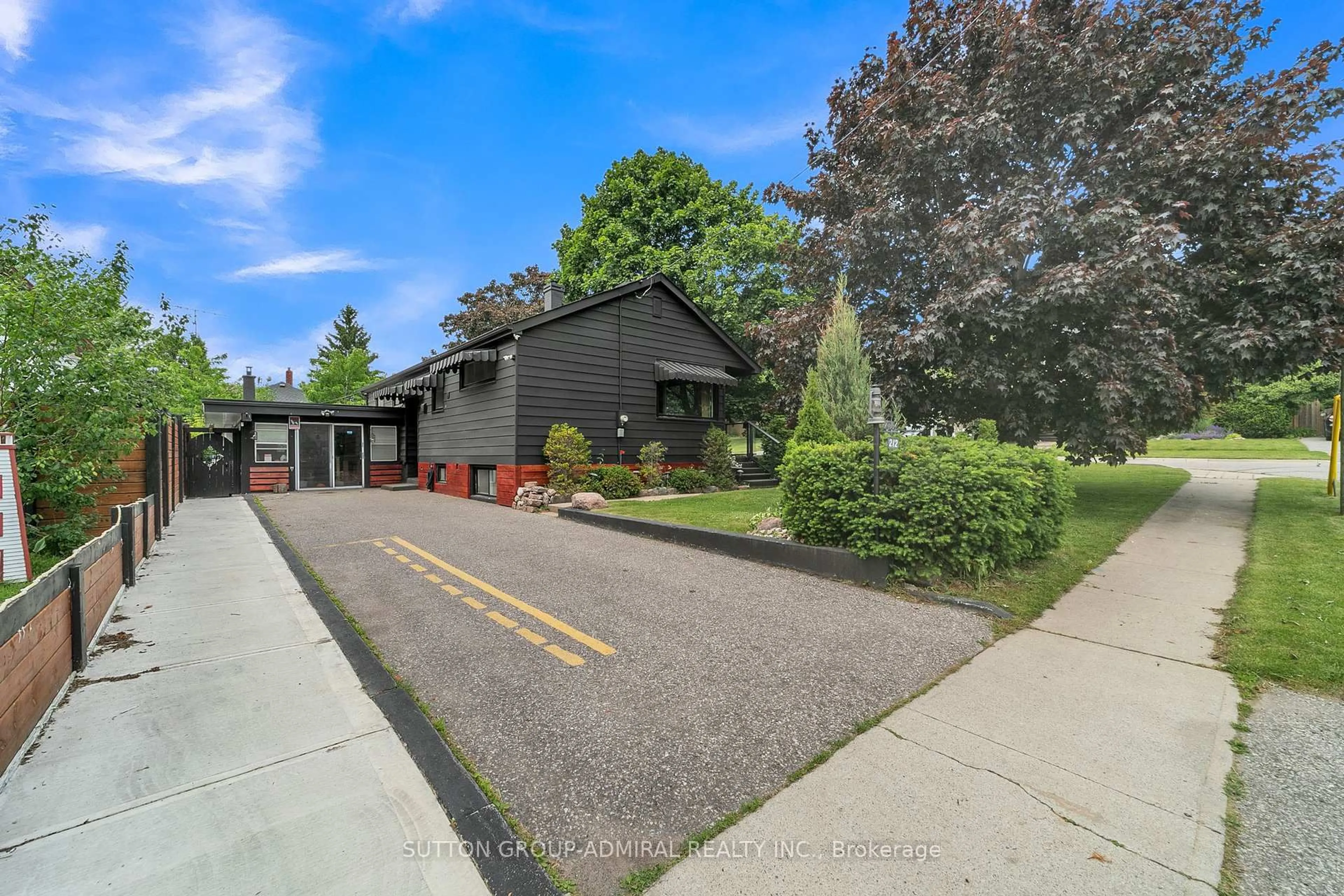 A pic from outside/outdoor area/front of a property/back of a property/a pic from drone, street for 212 St. Peter St, Whitby Ontario L1N 1J3