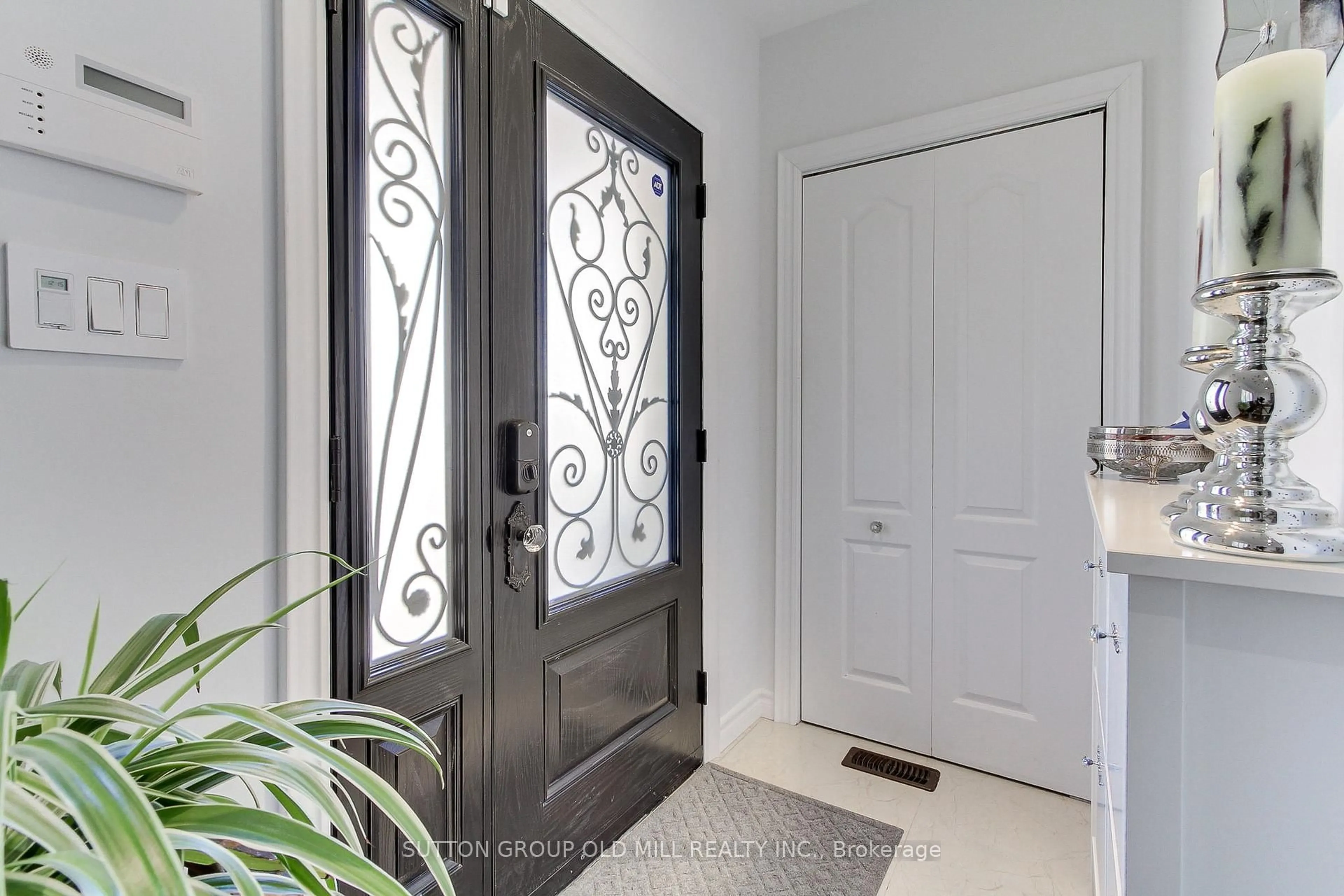 Indoor entryway for 25 Savoy Ave, Toronto Ontario M4C 2X4