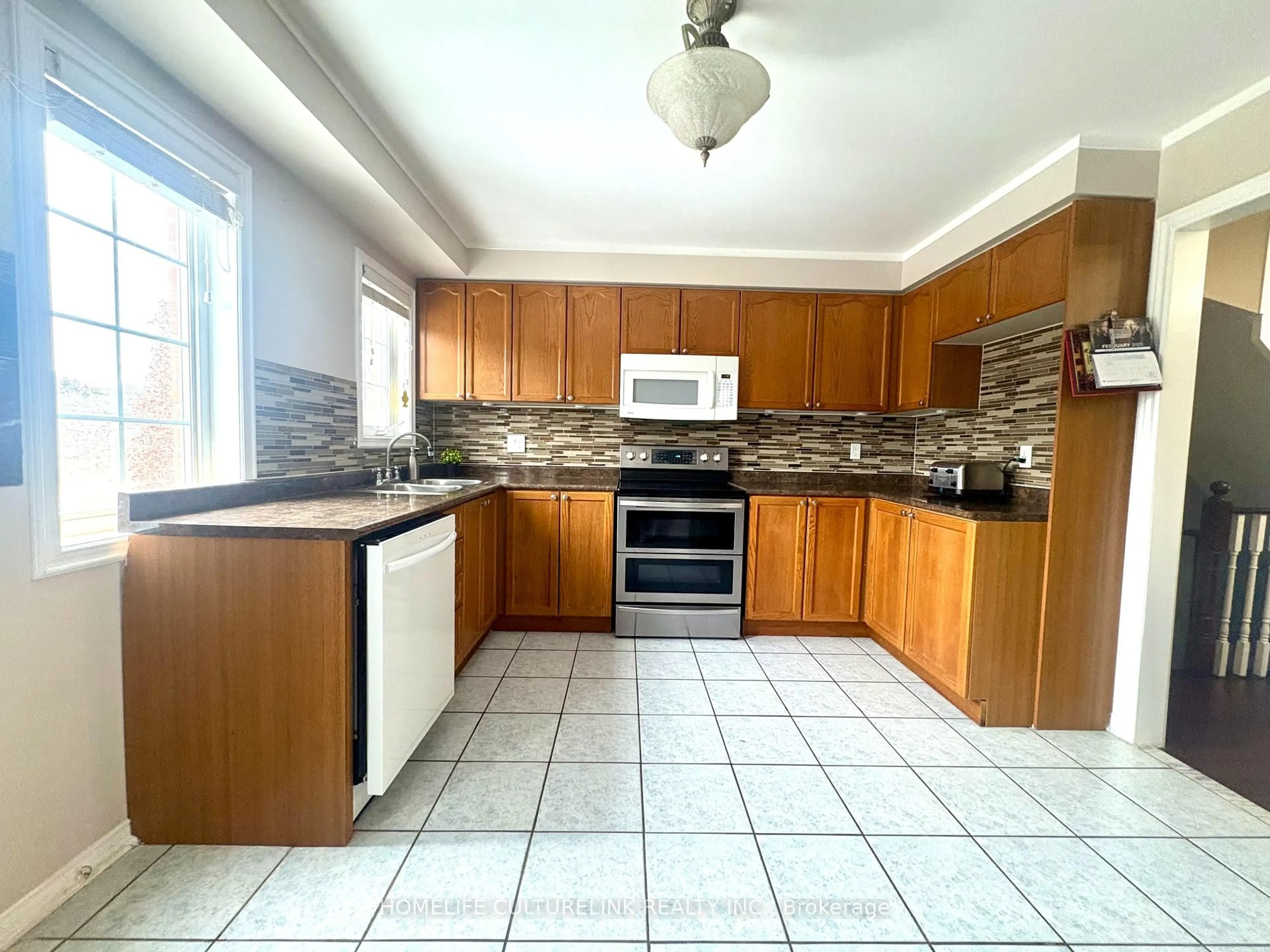 Standard kitchen, ceramic/tile floor for 1100 Begley St #32, Pickering Ontario L1W 4B3