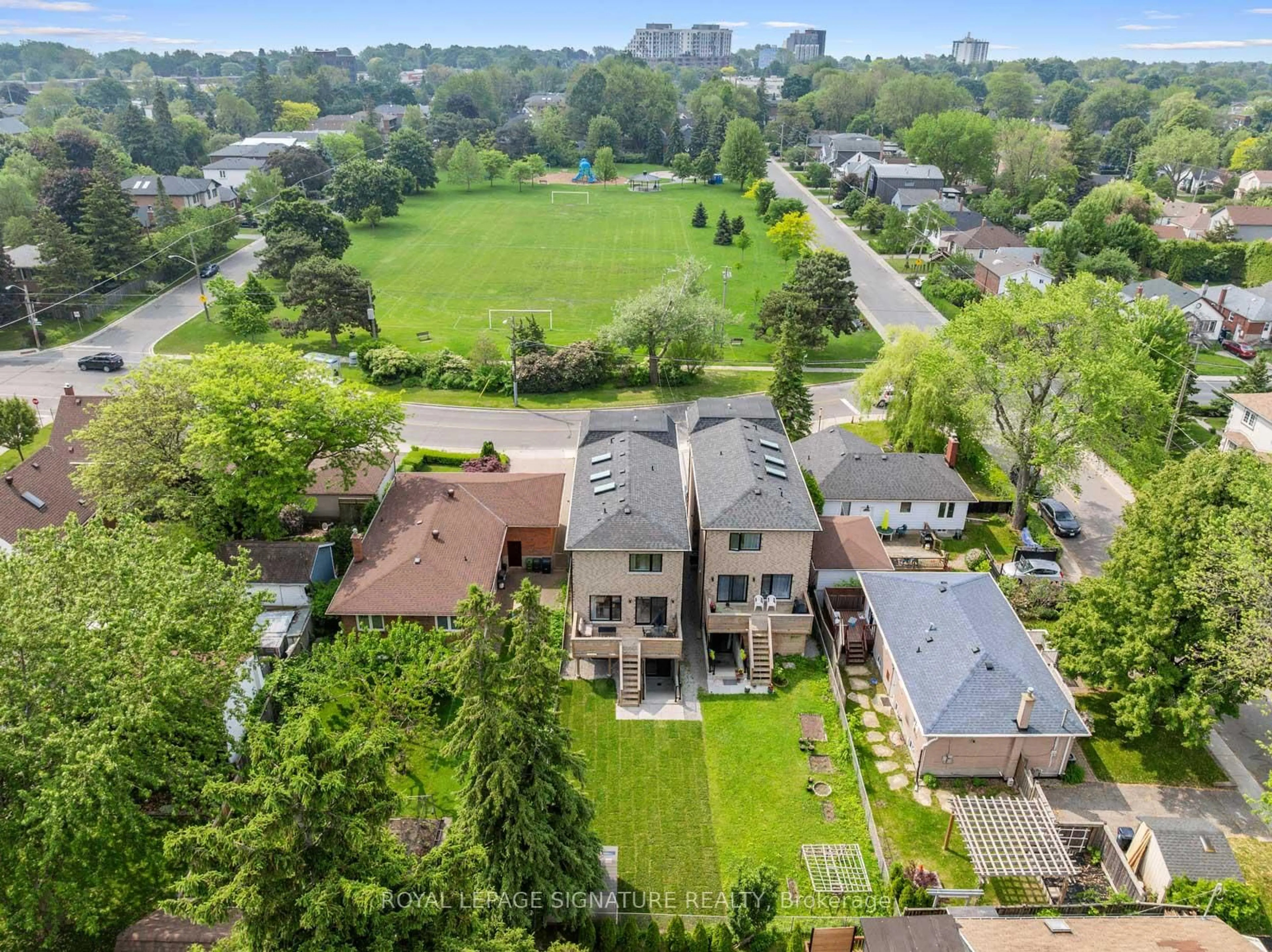 A pic from outside/outdoor area/front of a property/back of a property/a pic from drone, unknown for 72 Park St, Toronto Ontario M1N 2N8