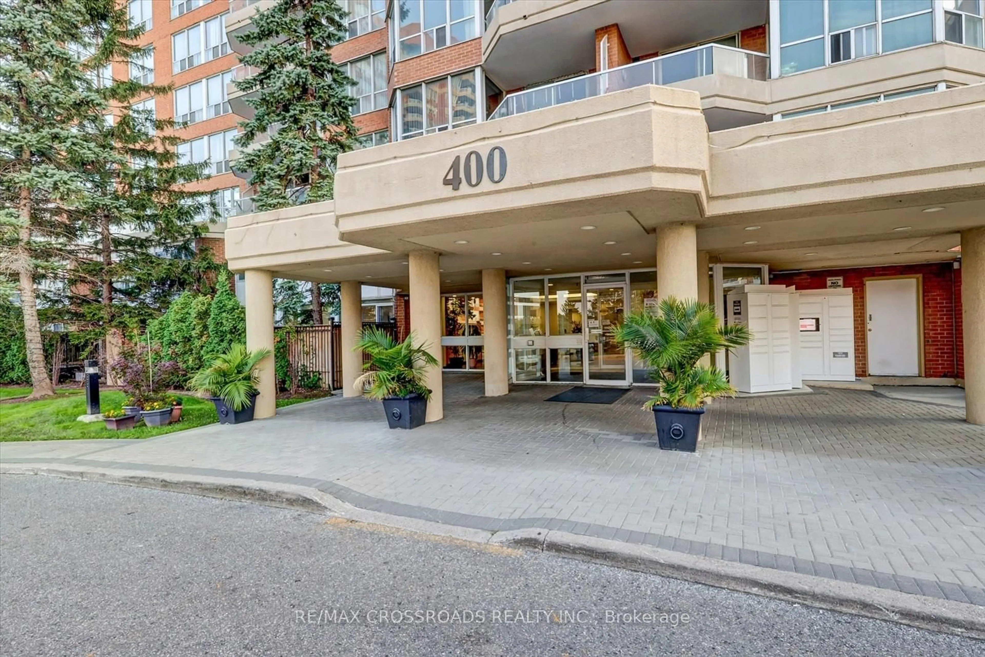 Indoor foyer for 400 Mclevin Ave #1211, Toronto Ontario M1B 5J4