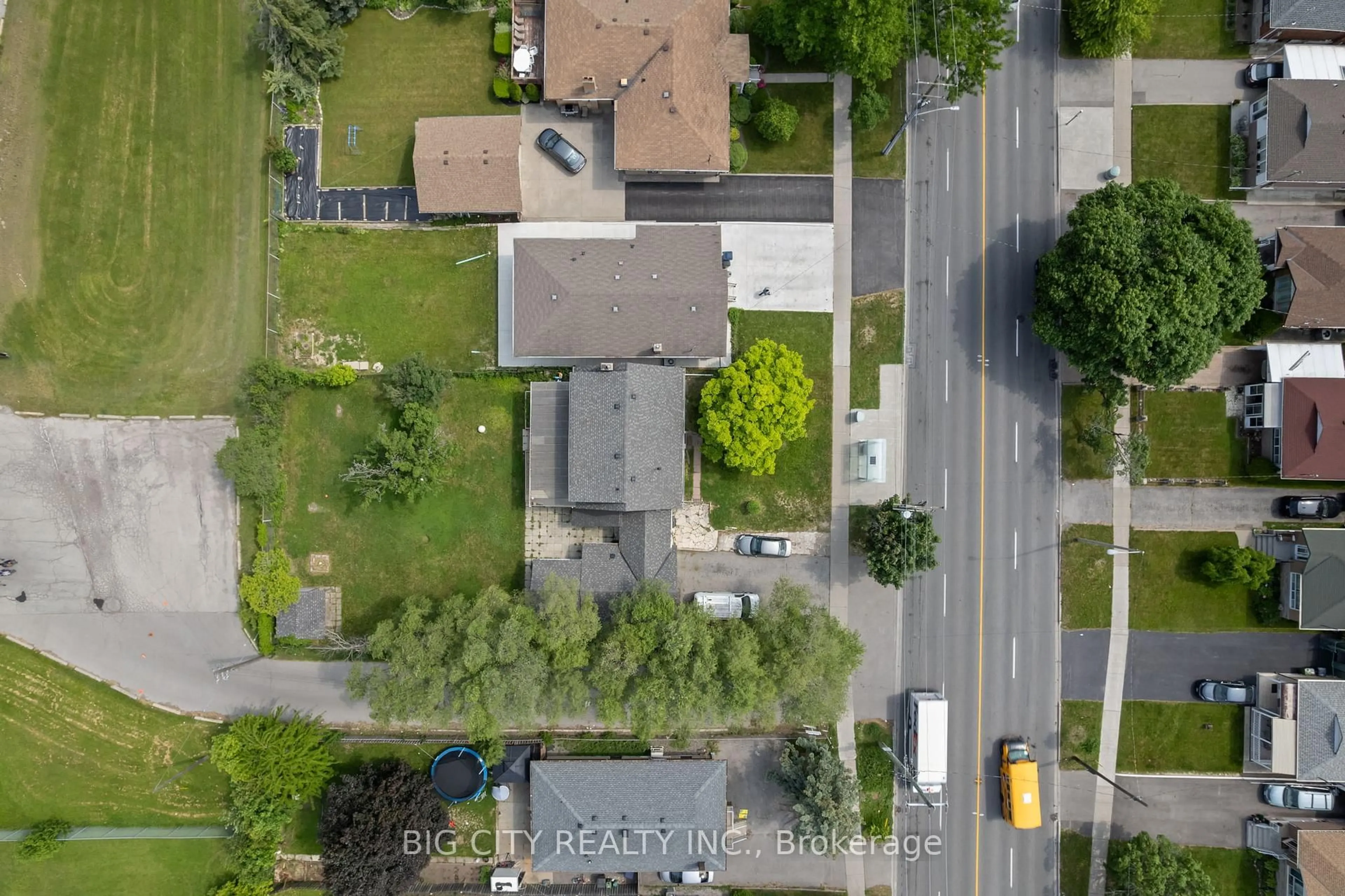 A pic from outside/outdoor area/front of a property/back of a property/a pic from drone, street for 1235 Pharmacy Ave, Toronto Ontario M1R 2H8