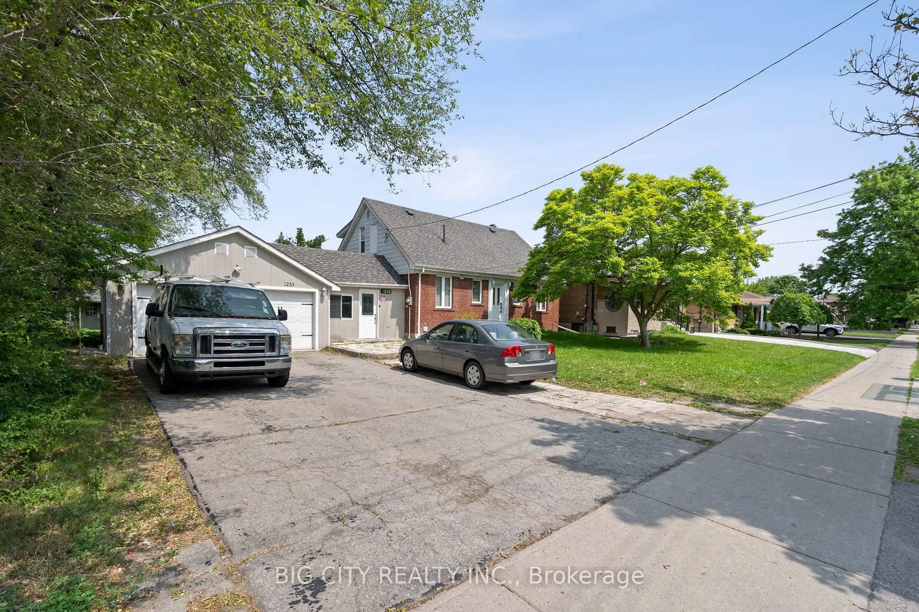 A pic from outside/outdoor area/front of a property/back of a property/a pic from drone, street for 1235 Pharmacy Ave, Toronto Ontario M1R 2H8