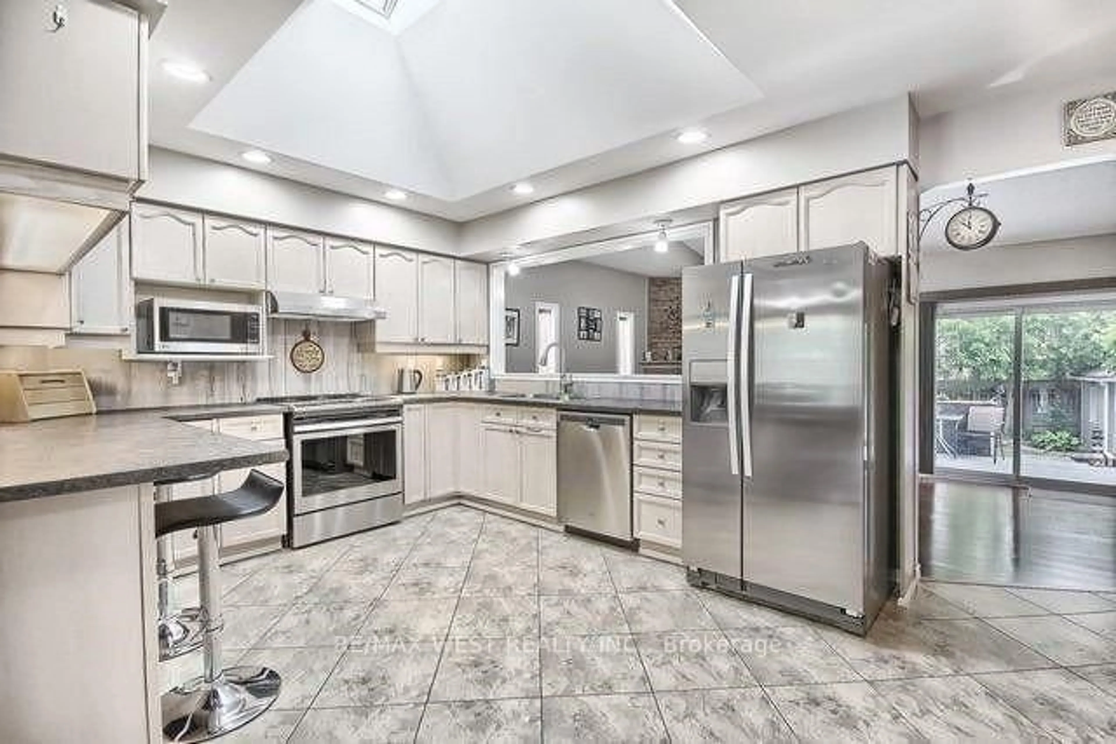 Open concept kitchen, ceramic/tile floor for 852 Beatrice St, Oshawa Ontario L1K 2H7
