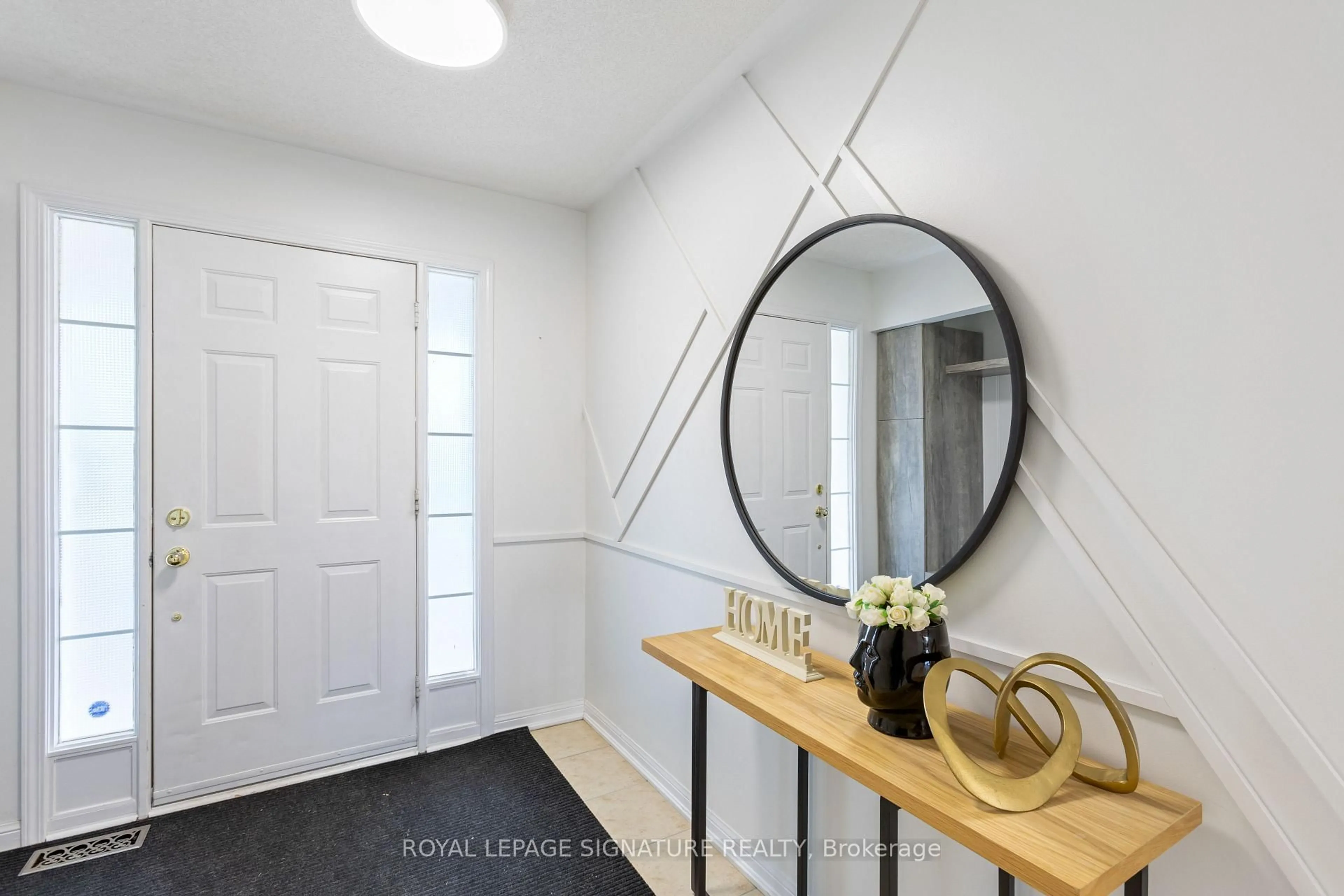 Indoor entryway for 27 Lunney Cres, Clarington Ontario L1C 5P1