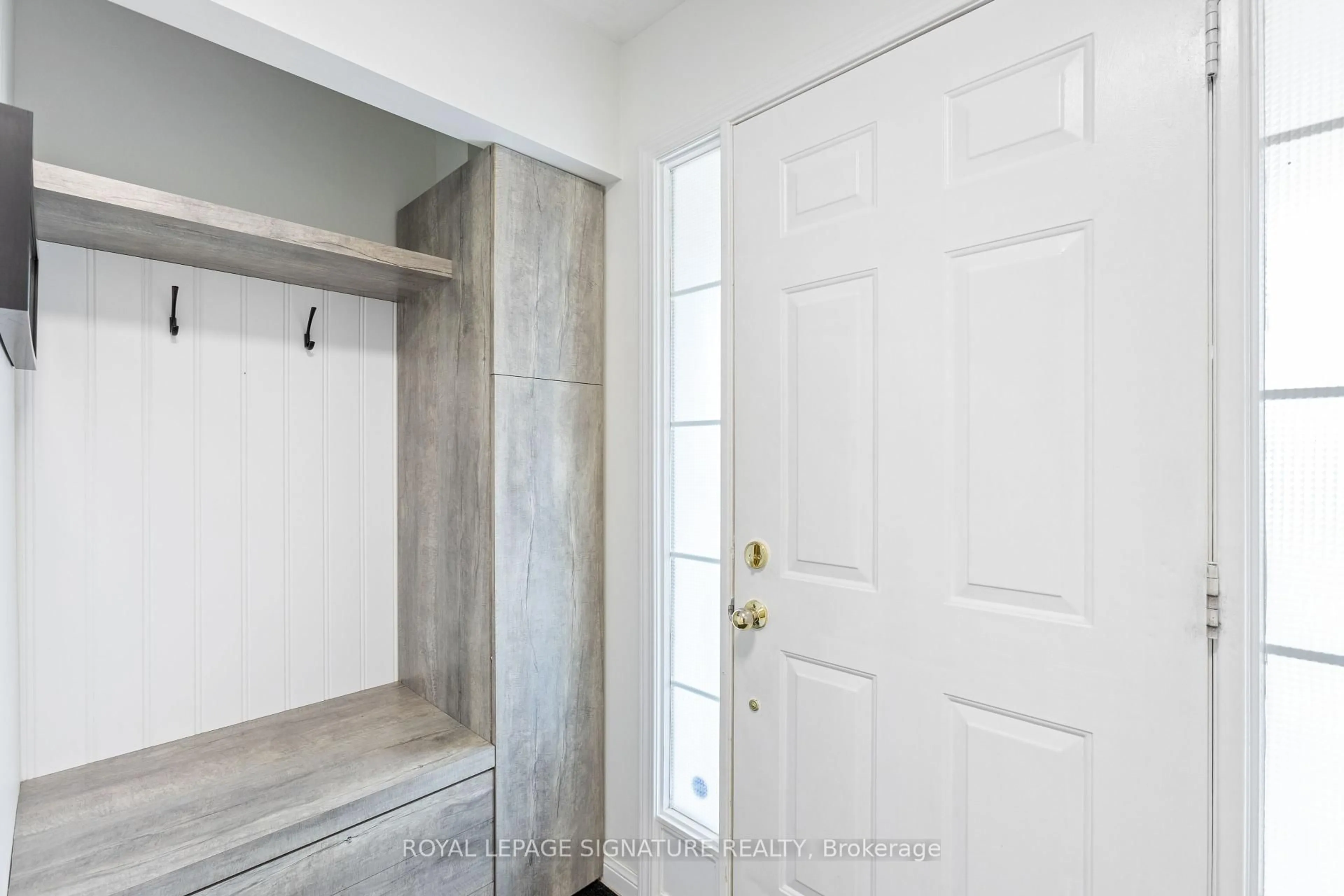 Indoor entryway for 27 Lunney Cres, Clarington Ontario L1C 5P1