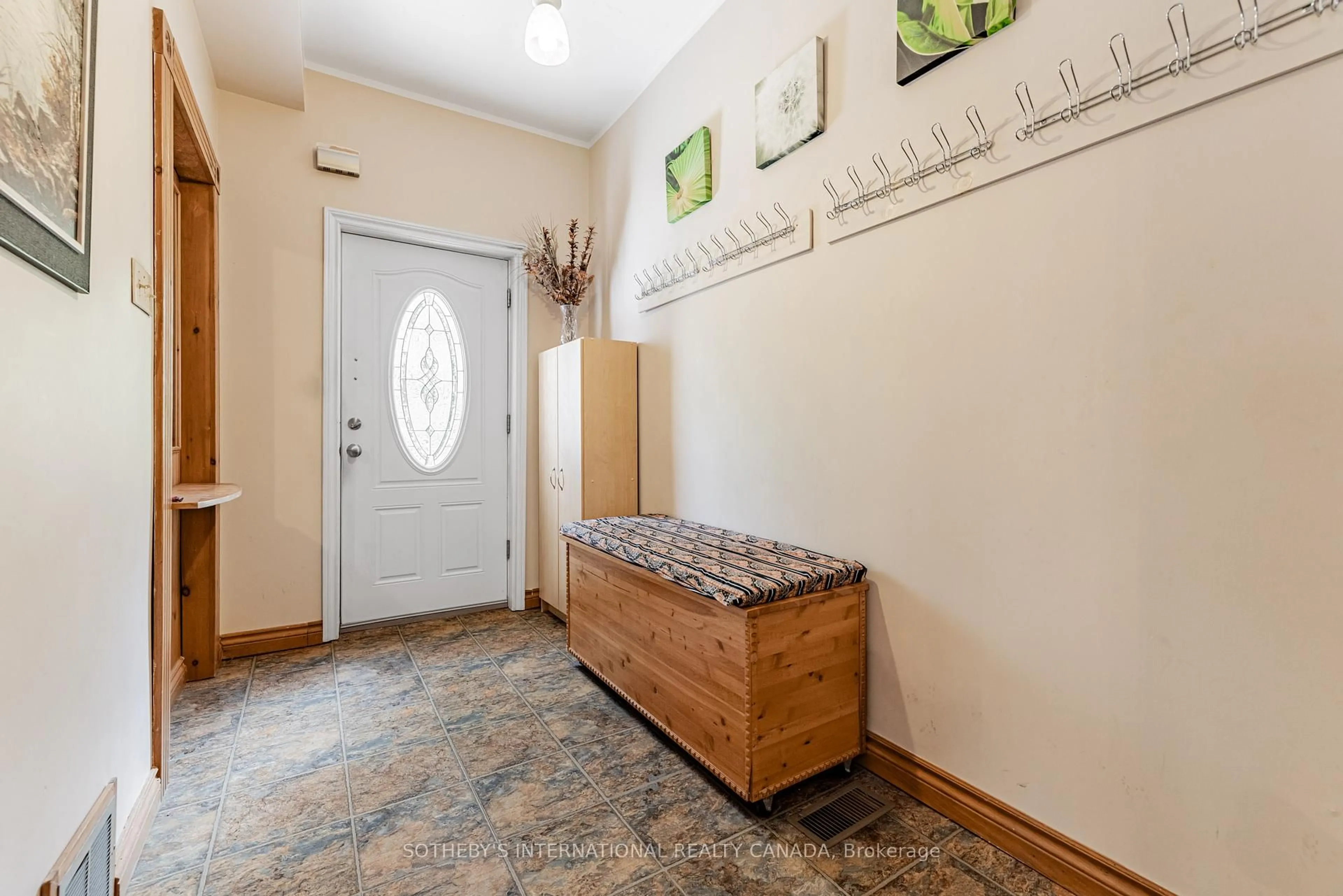 Indoor entryway for 28 Benlamond Ave, Toronto Ontario M4E 1Y9
