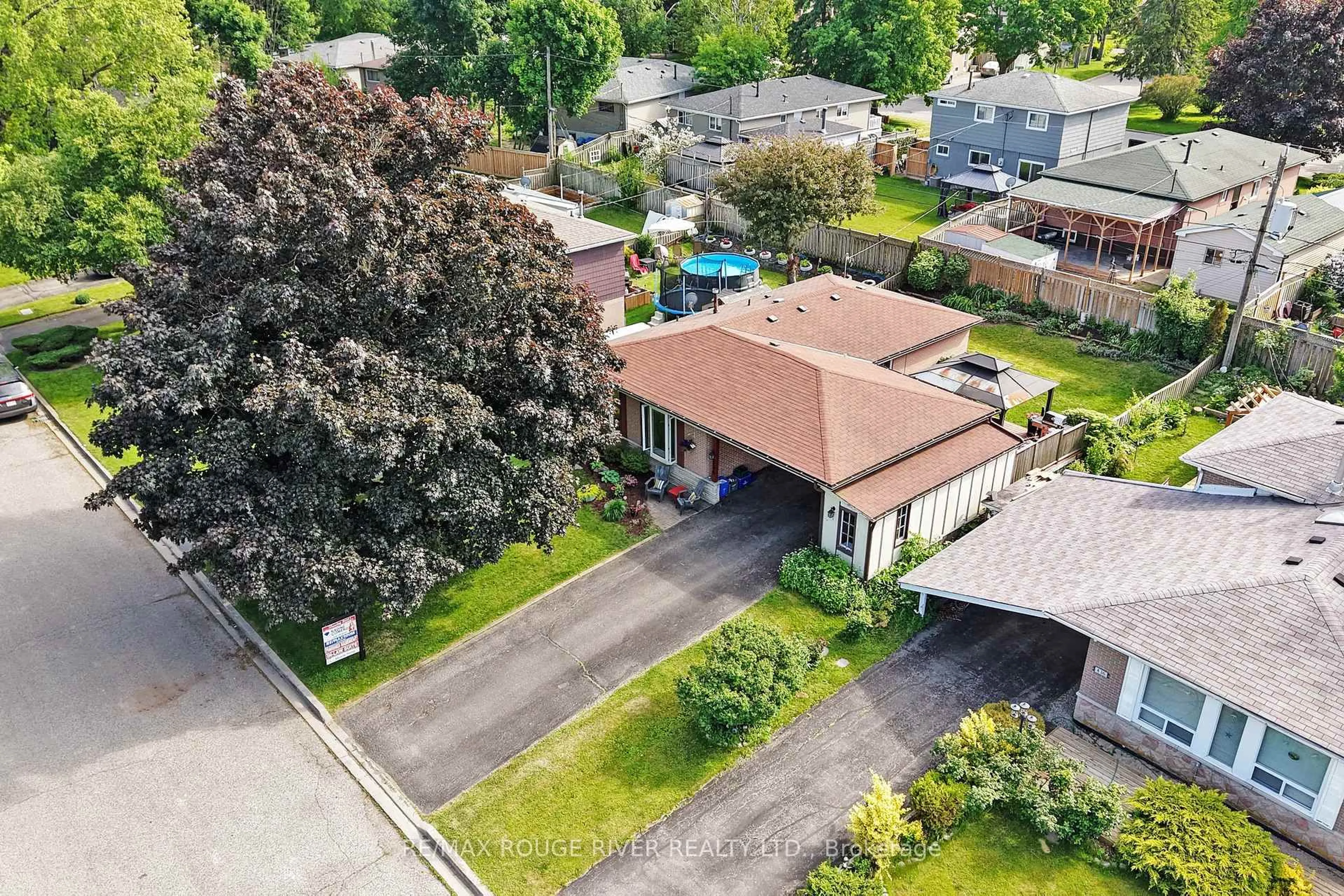A pic from outside/outdoor area/front of a property/back of a property/a pic from drone, street for 834 Miriam Rd, Pickering Ontario L1W 1X6