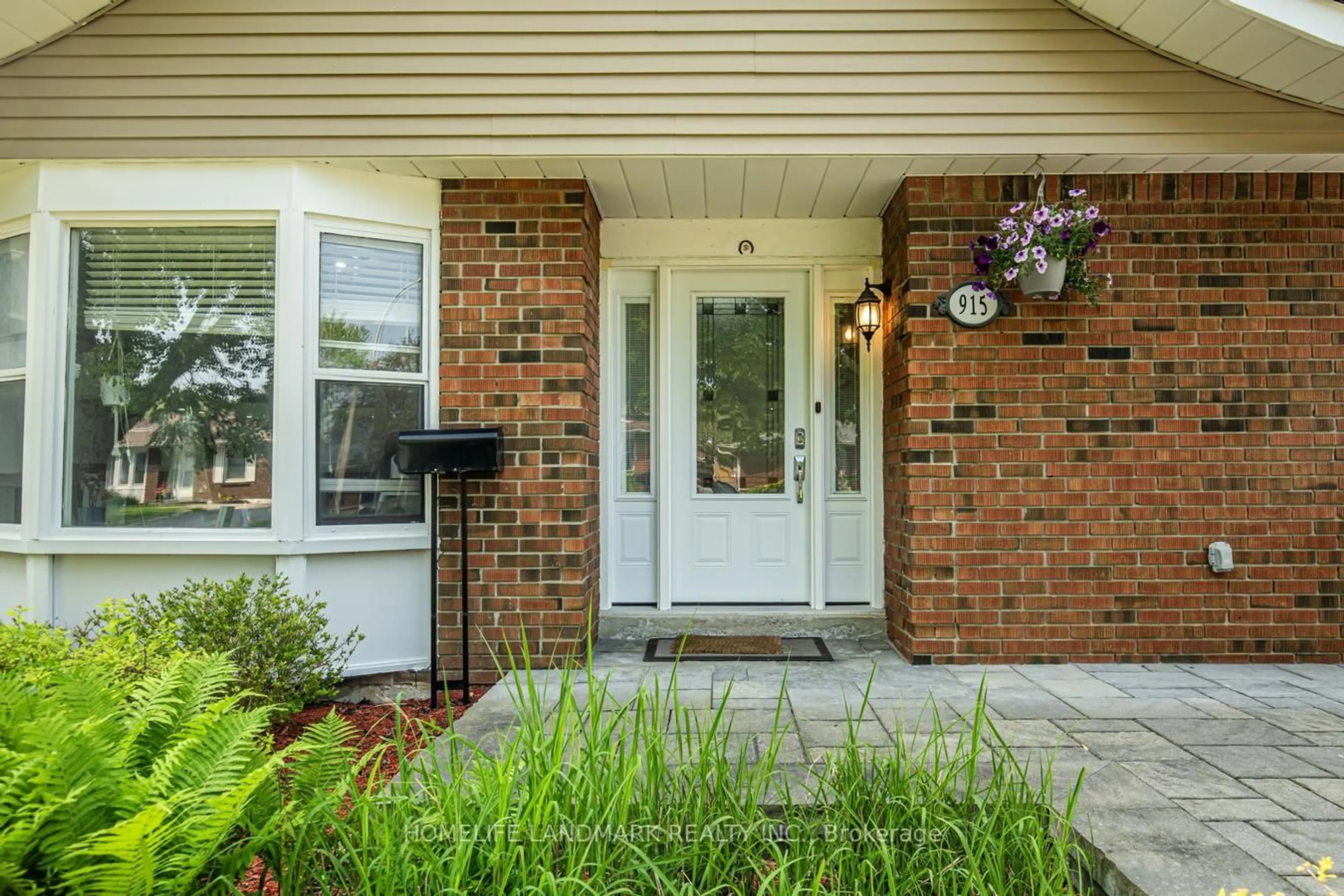 Indoor entryway for 915 Harding St, Whitby Ontario L1N 1Y6