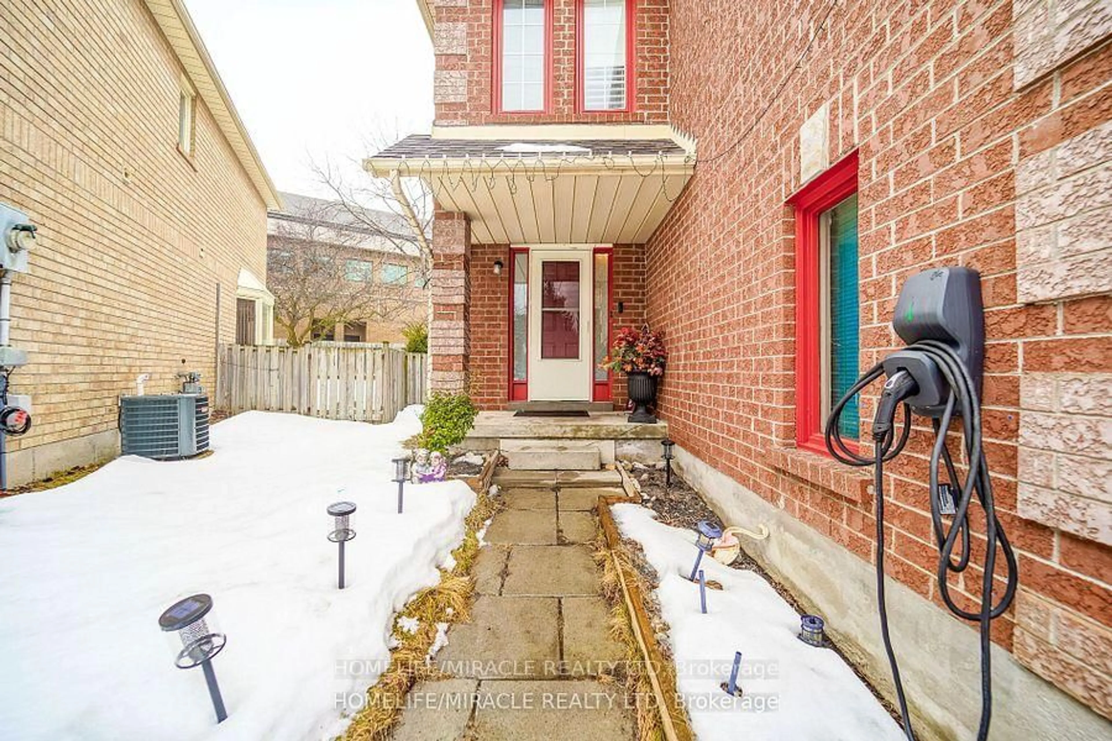 Unknown for 15 Heaver Dr, Whitby Ontario L1N 9K4