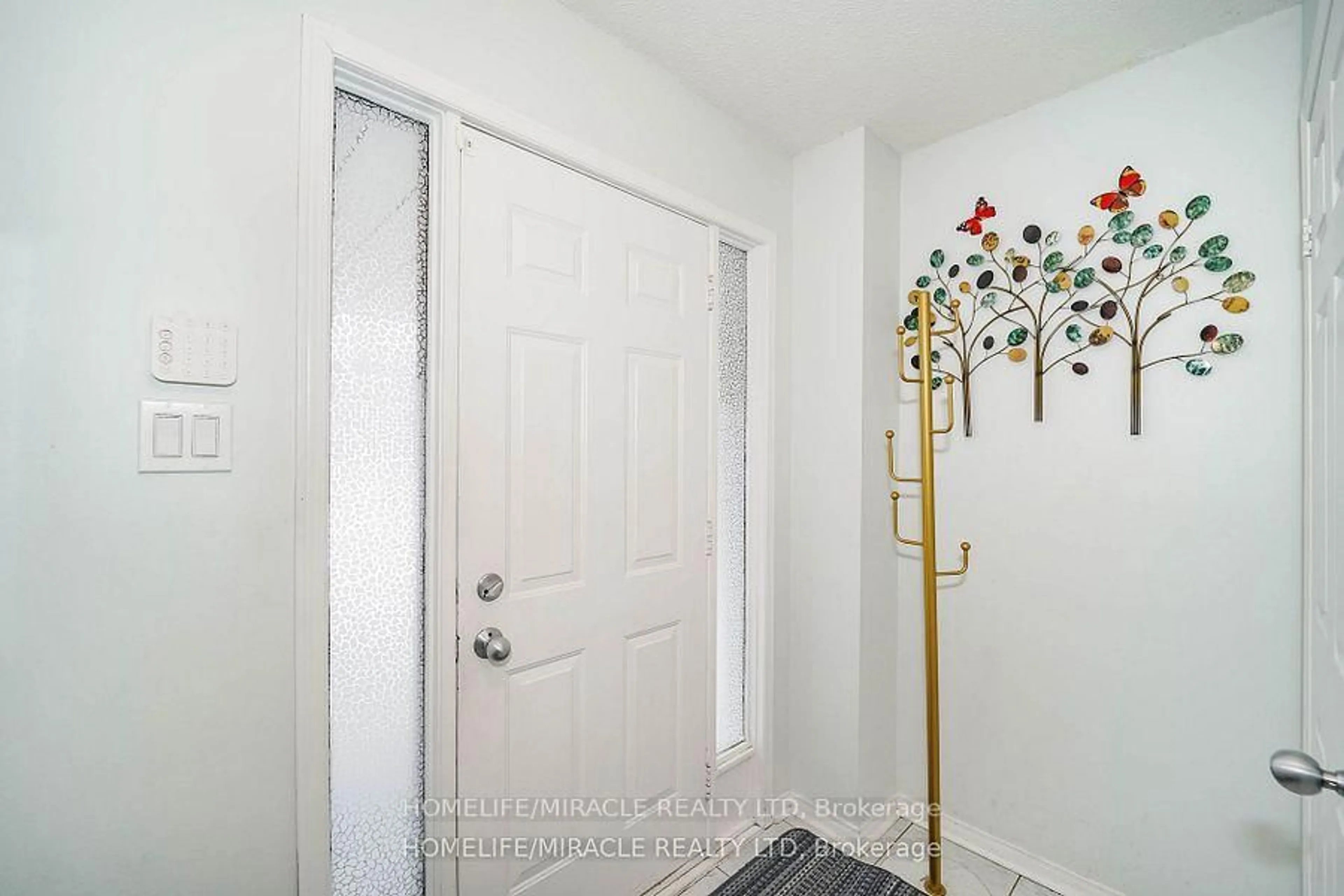 Indoor entryway for 15 Heaver Dr, Whitby Ontario L1N 9K4