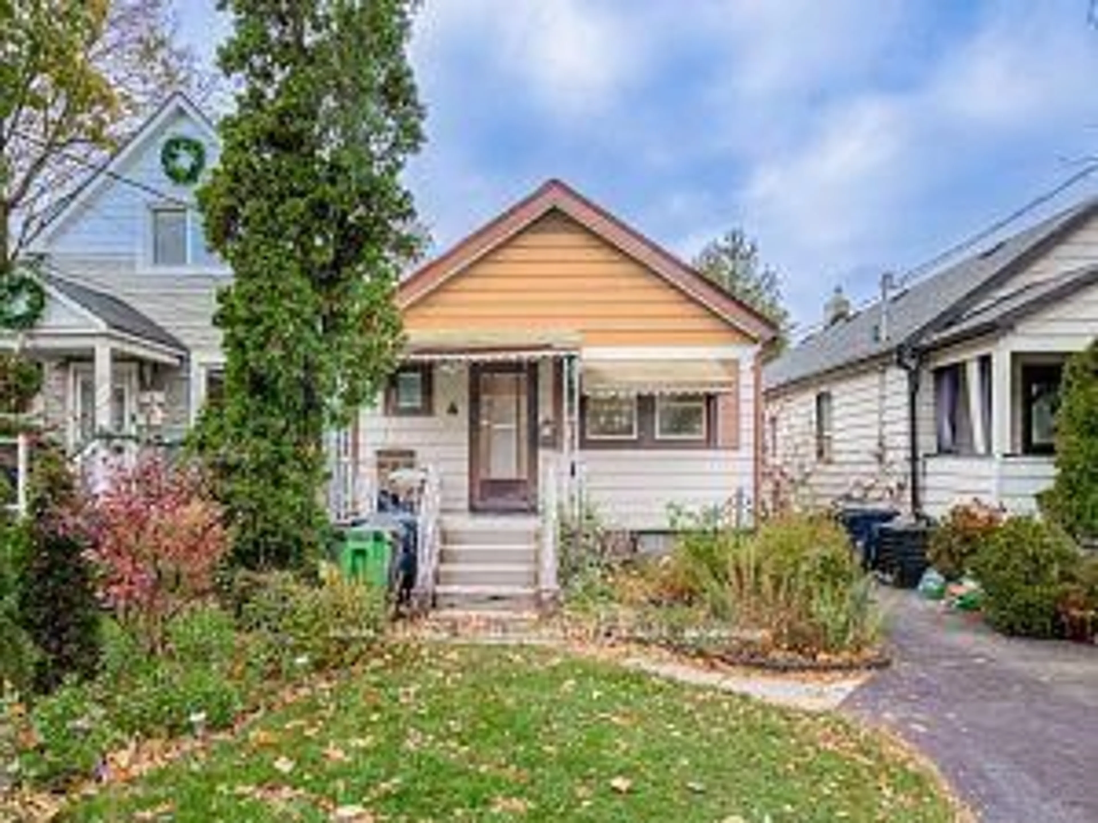 Home with vinyl exterior material, street for 4 Westlake Cres, Toronto Ontario M4C 2X2