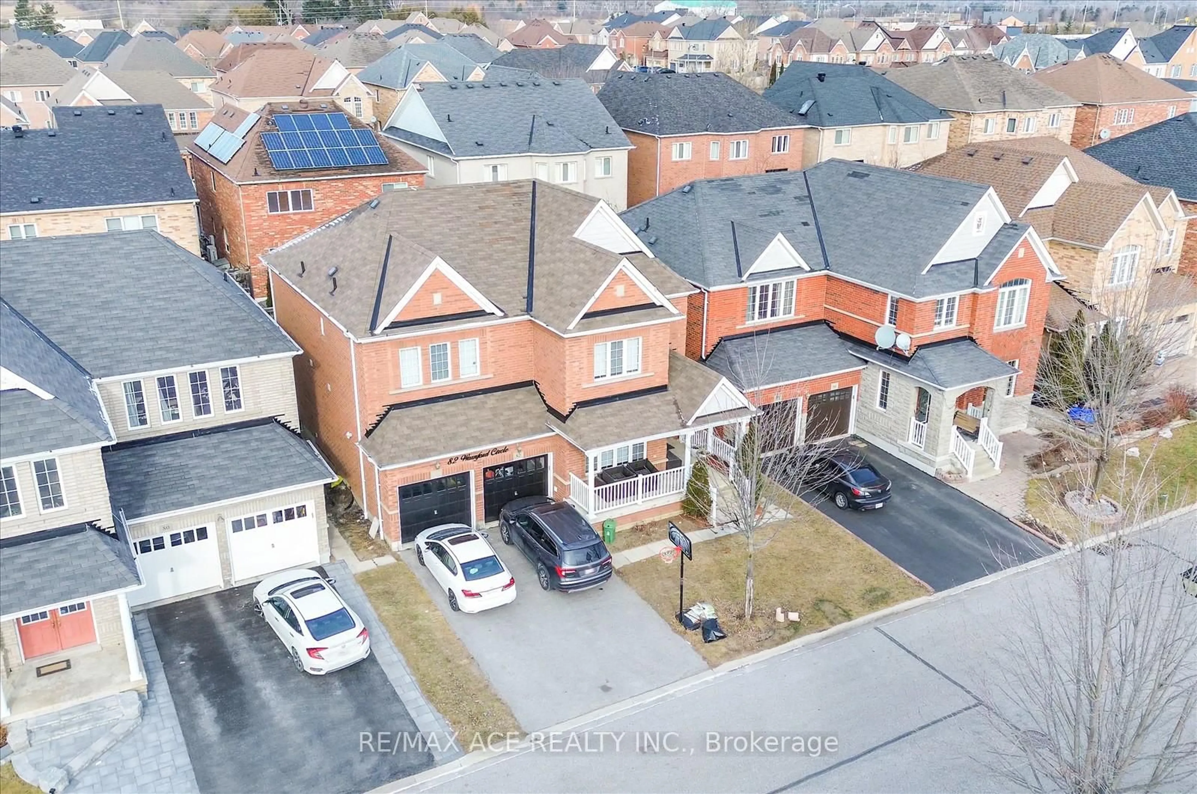 A pic from outside/outdoor area/front of a property/back of a property/a pic from drone, street for 82 Warnford Circ, Ajax Ontario L1T 0J2