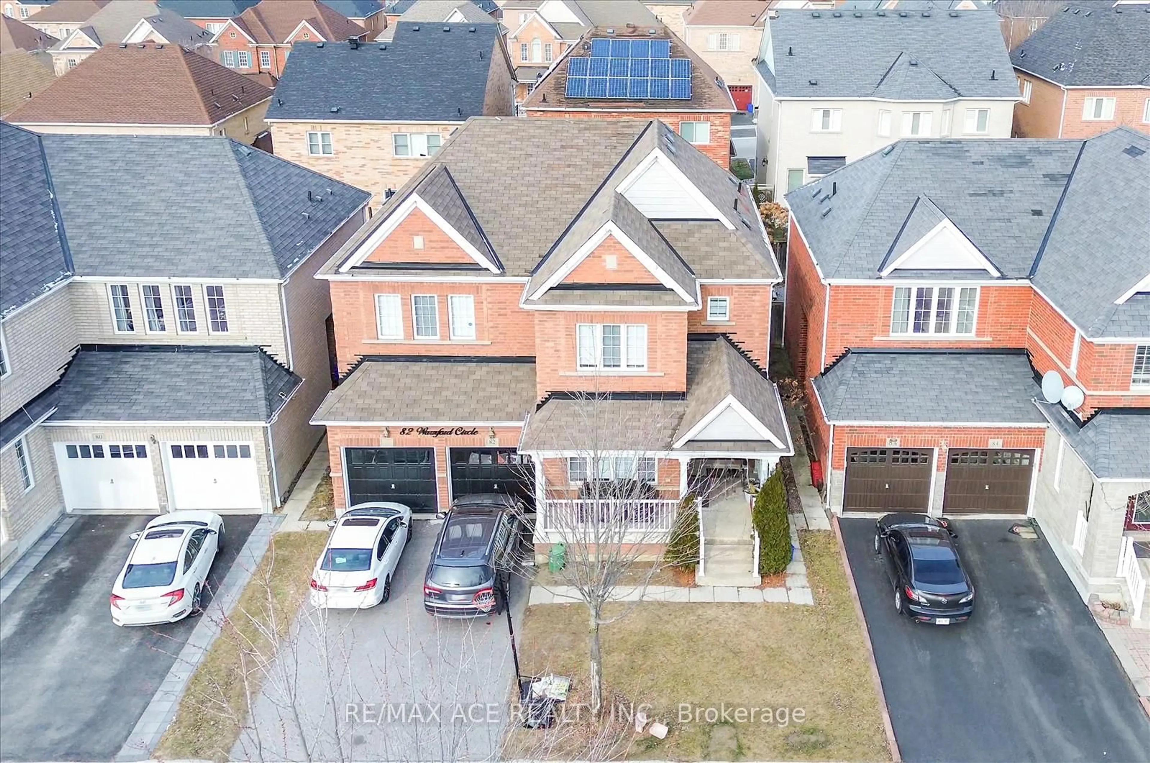 A pic from outside/outdoor area/front of a property/back of a property/a pic from drone, street for 82 Warnford Circ, Ajax Ontario L1T 0J2