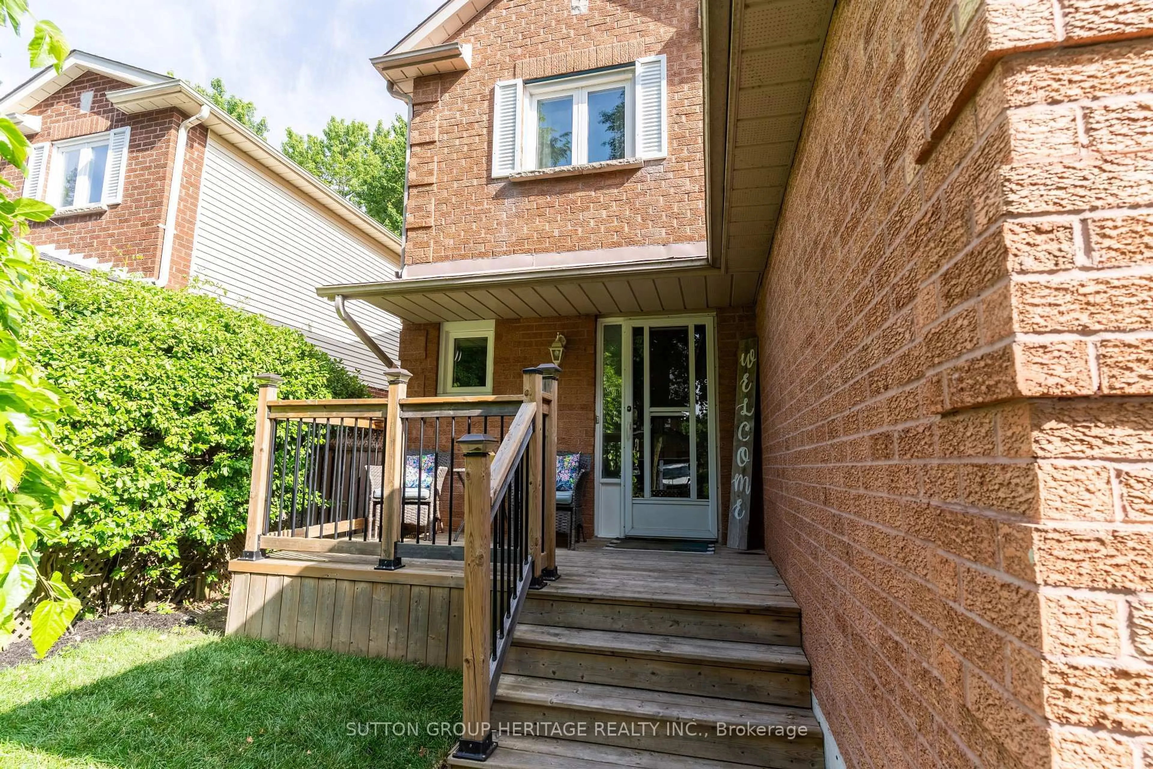 Home with brick exterior material, street for 10 HOUGHTON Crt, Whitby Ontario L1N 8Z6