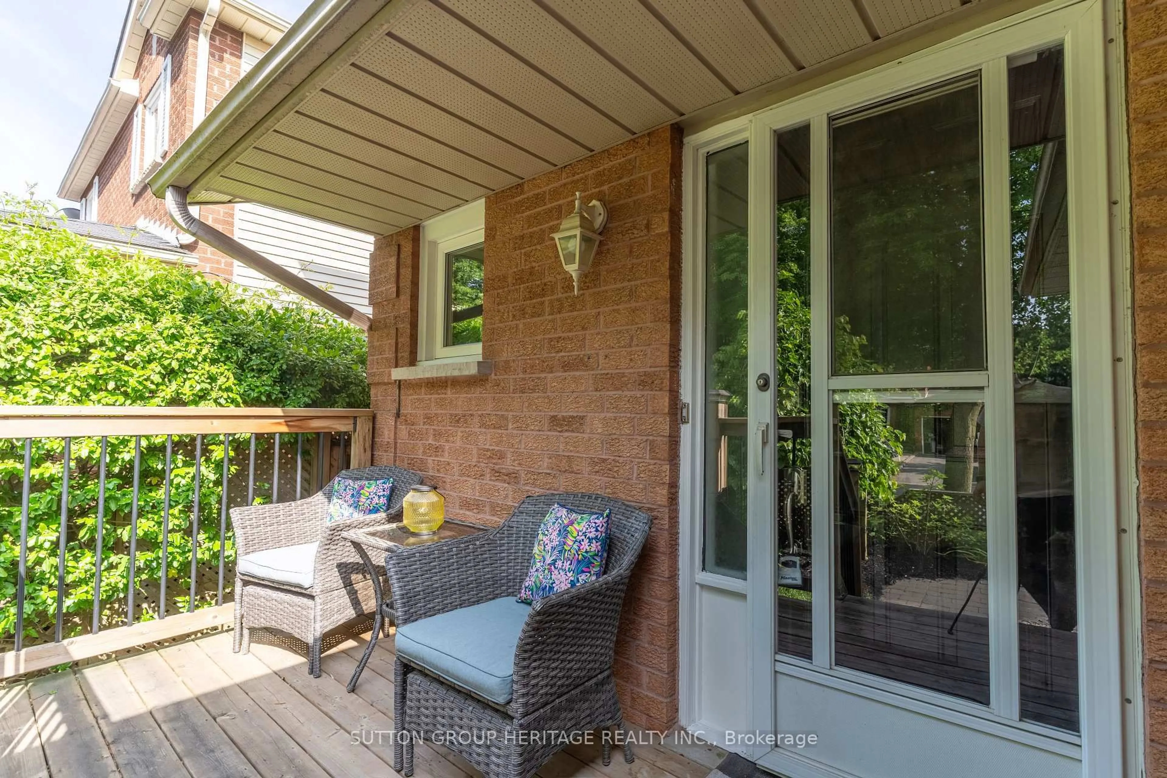 Patio, street for 10 HOUGHTON Crt, Whitby Ontario L1N 8Z6