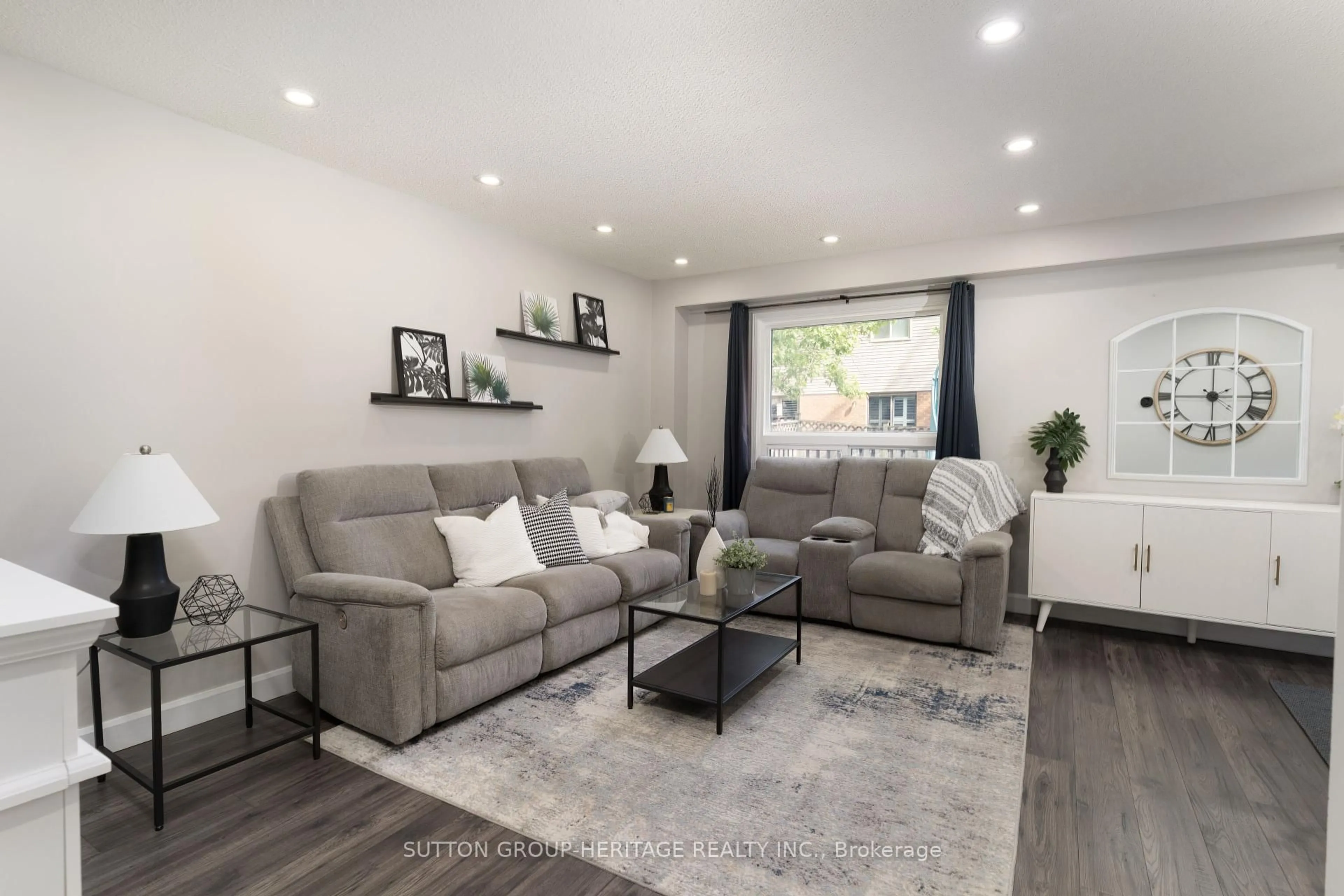 Living room with furniture, wood/laminate floor for 10 HOUGHTON Crt, Whitby Ontario L1N 8Z6