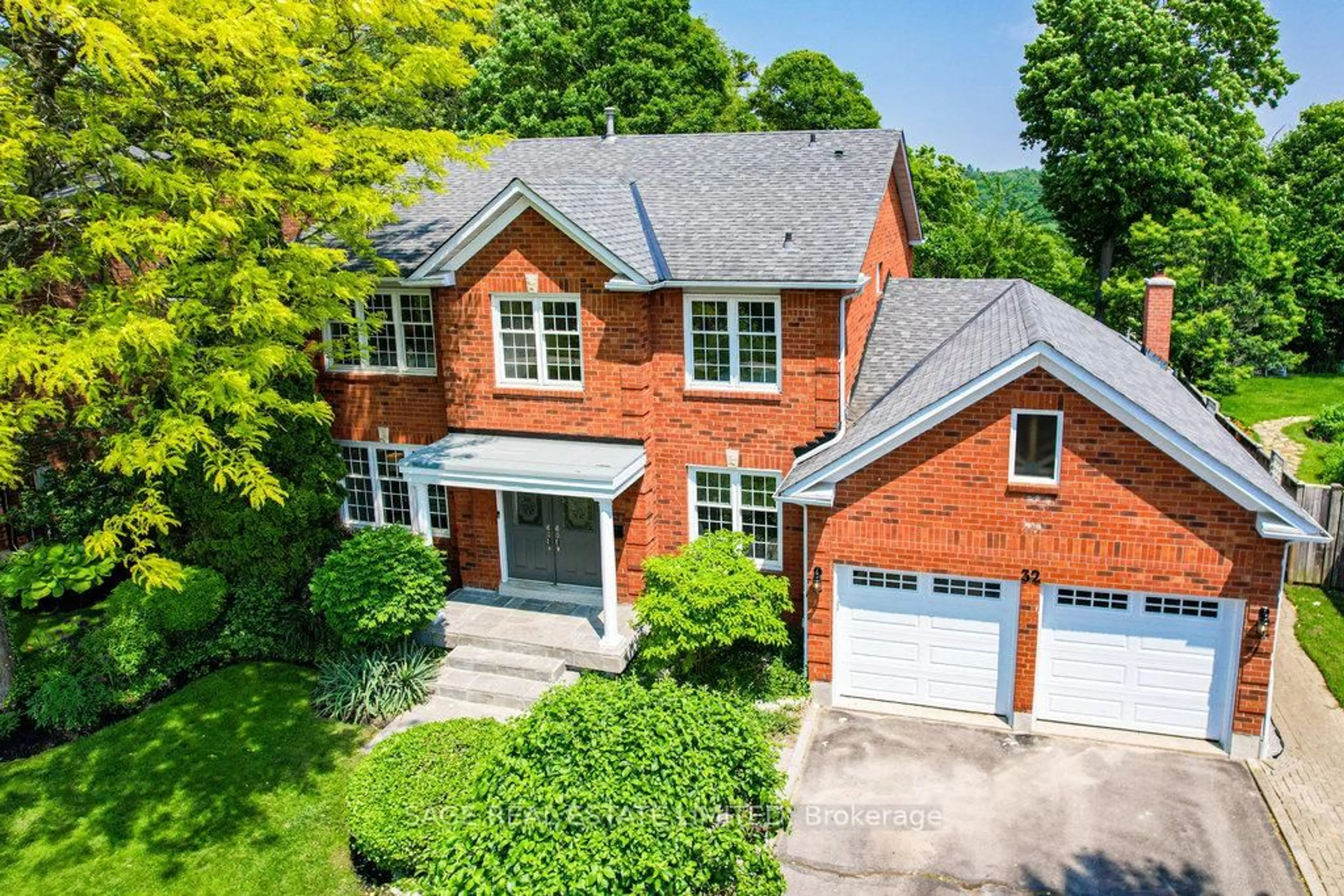 A pic from outside/outdoor area/front of a property/back of a property/a pic from drone, street for 32 Royal Rouge Tr, Toronto Ontario M1B 4T8
