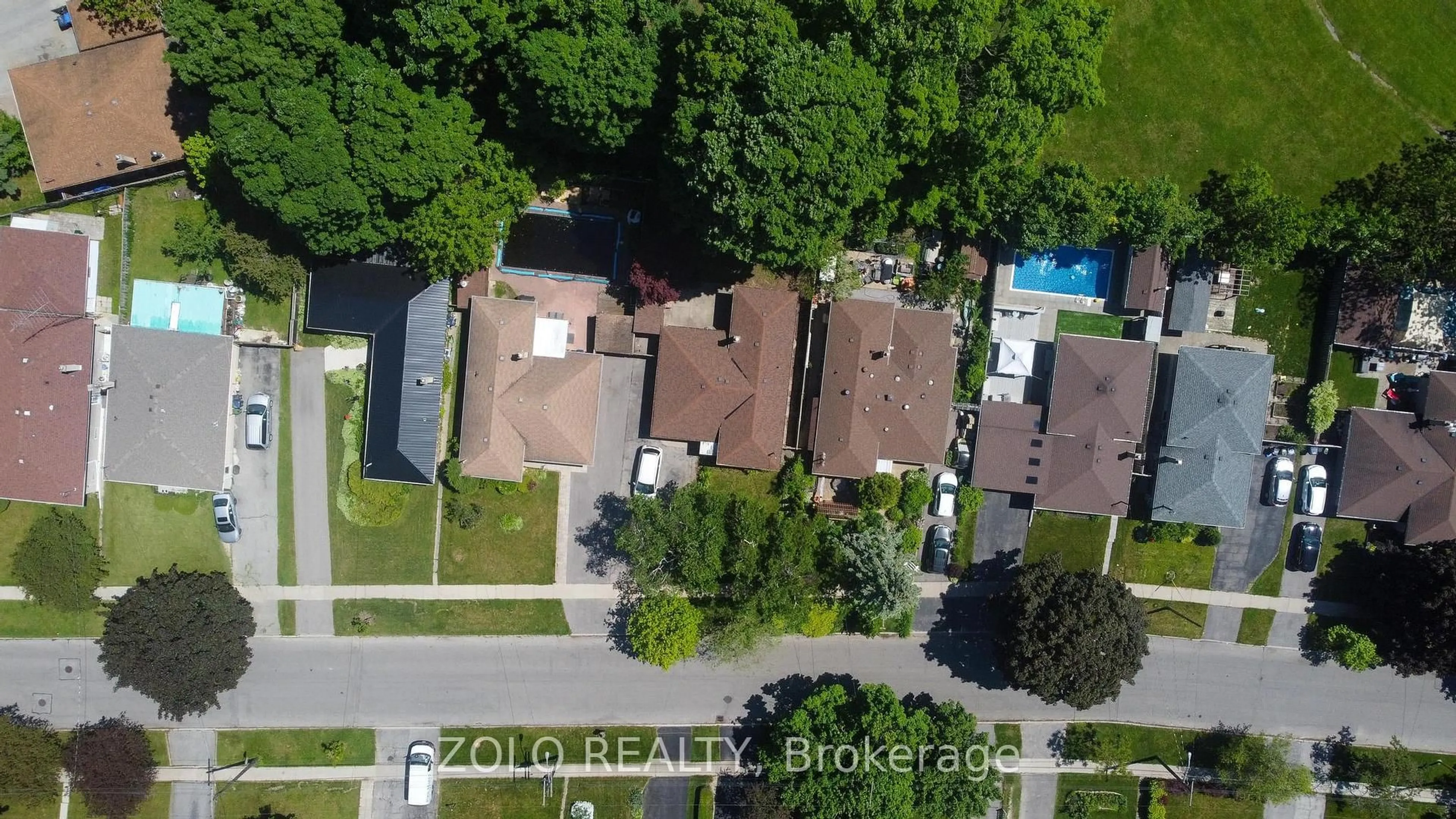 A pic from outside/outdoor area/front of a property/back of a property/a pic from drone, street for 53 Morning Dew Rd, Toronto Ontario M1E 3X2